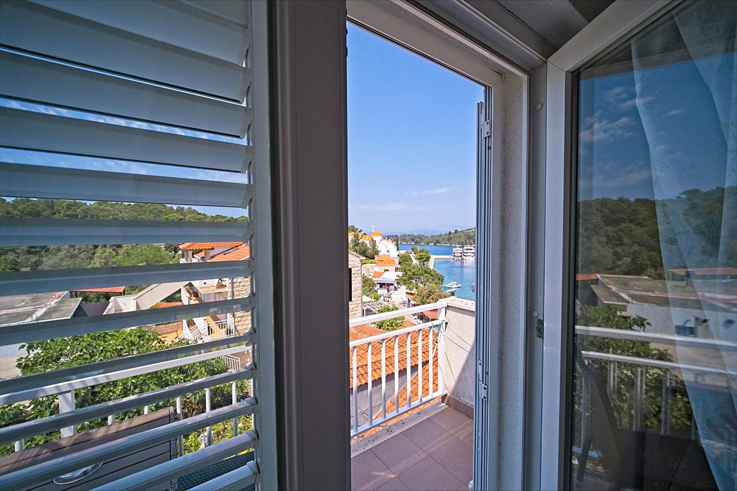 One-Bedroom Apartment with Balcony and Sea View (3 Adults) photo 3