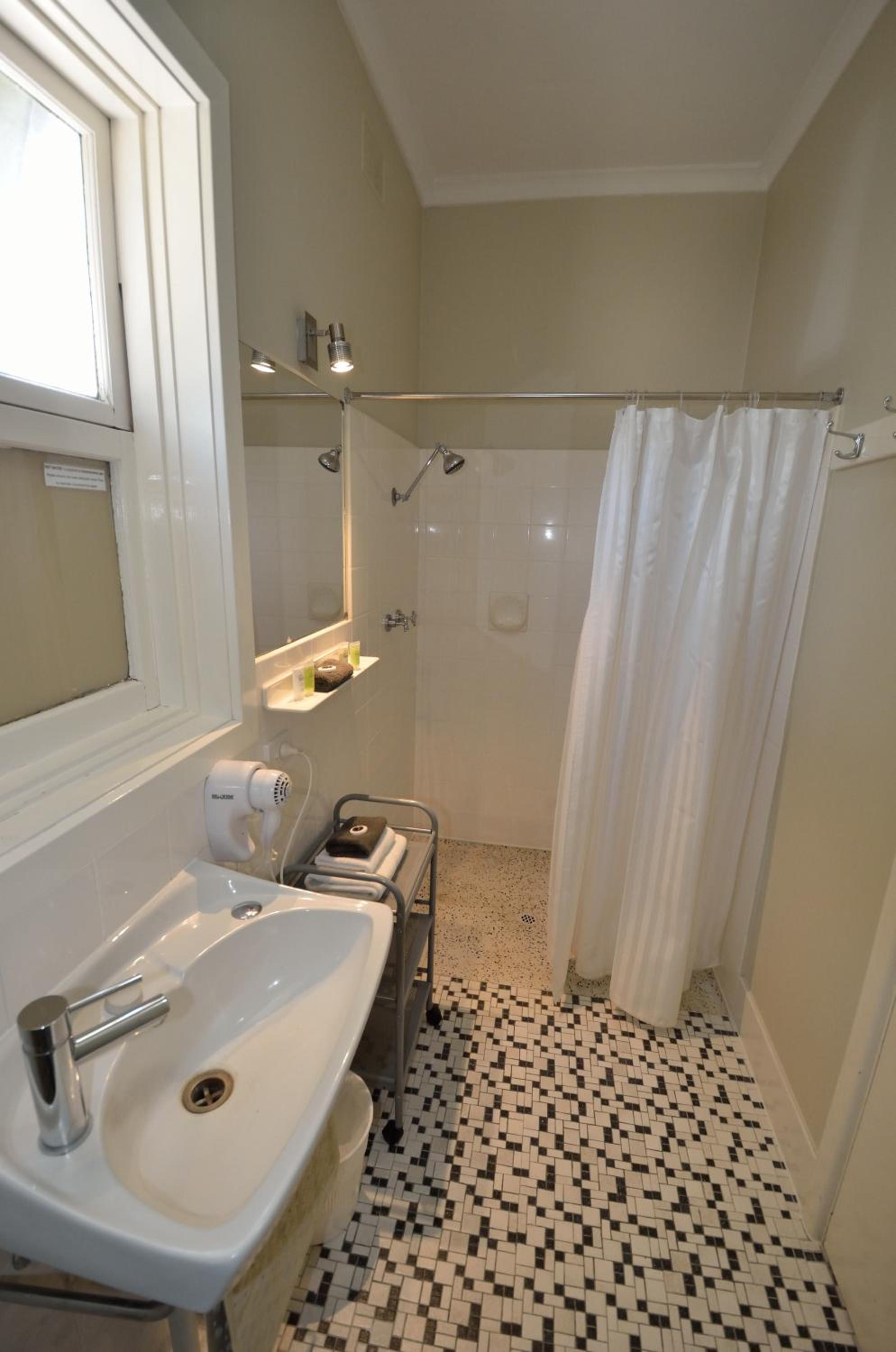 Twin Room - Photo 3