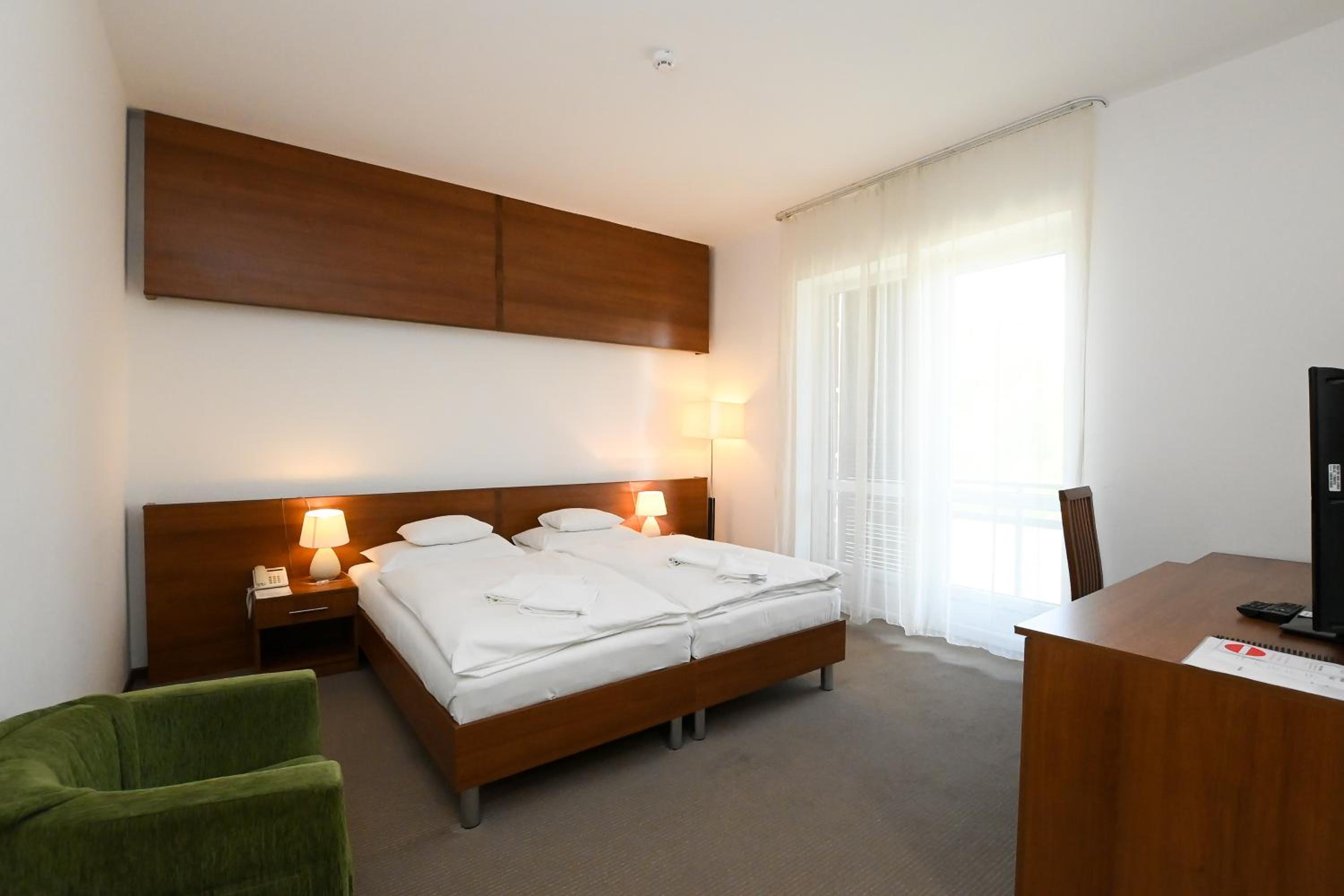 Double or Twin Room - Photo 8