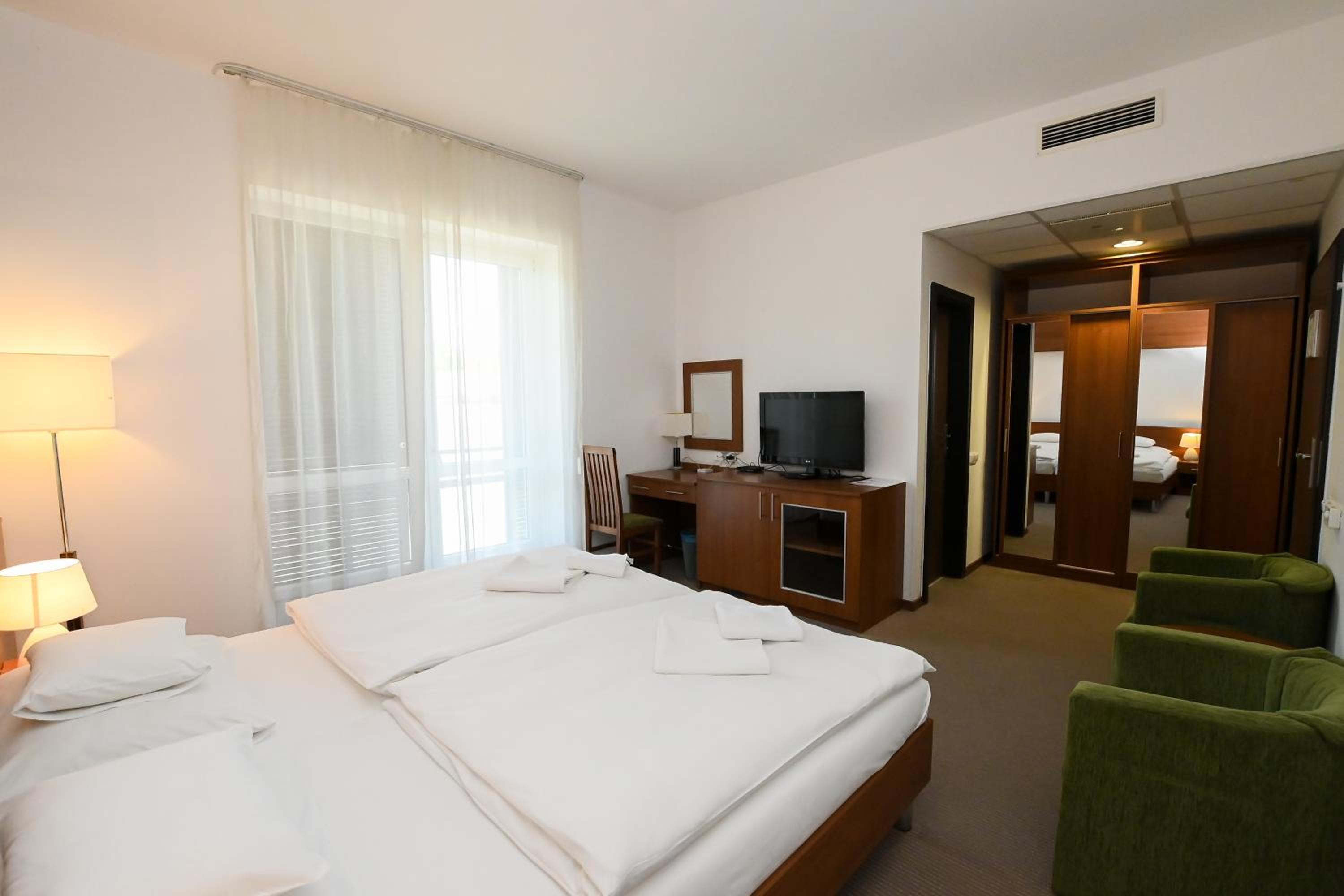 Double or Twin Room - Photo 6