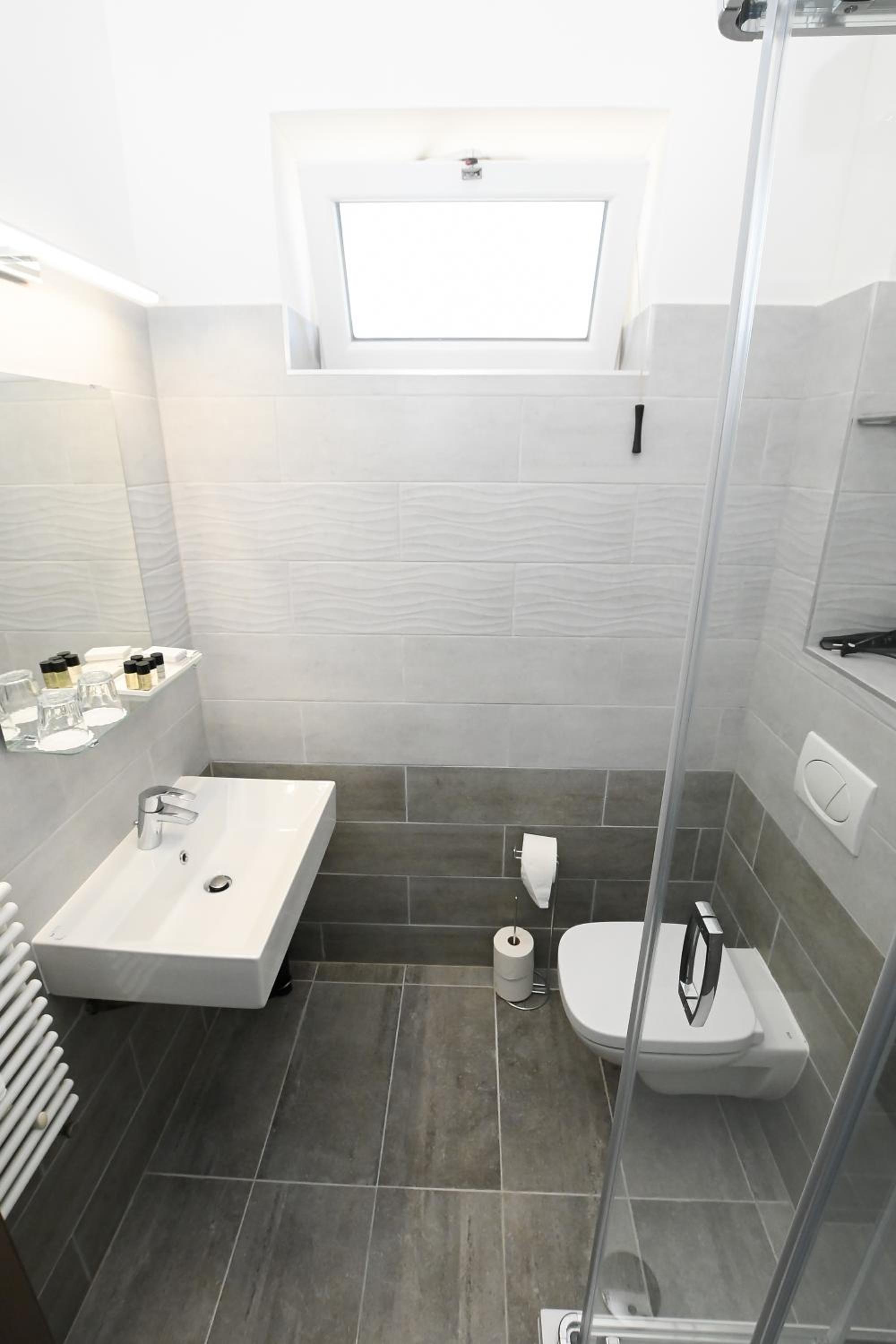 Double or Twin Room - Photo 11