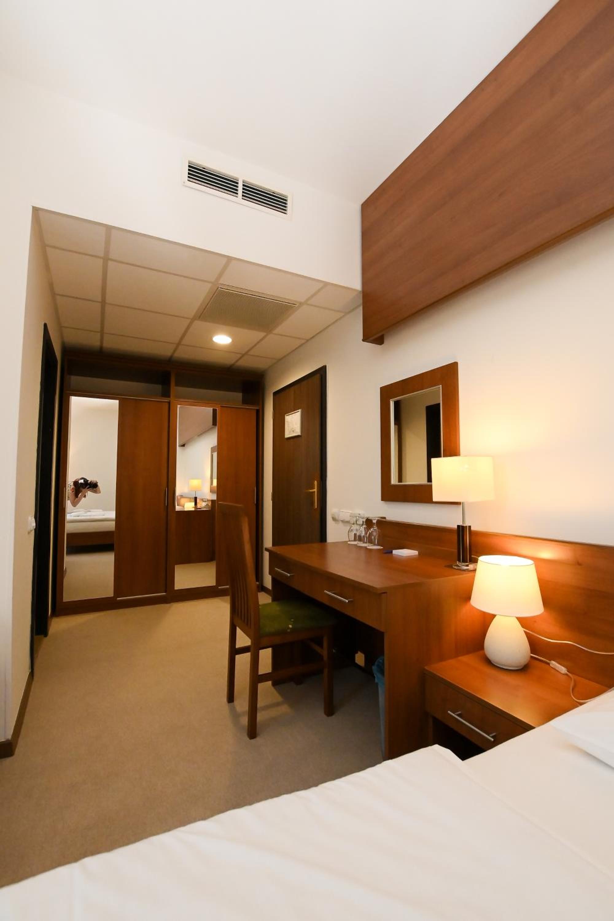 Double or Twin Room - Photo 2