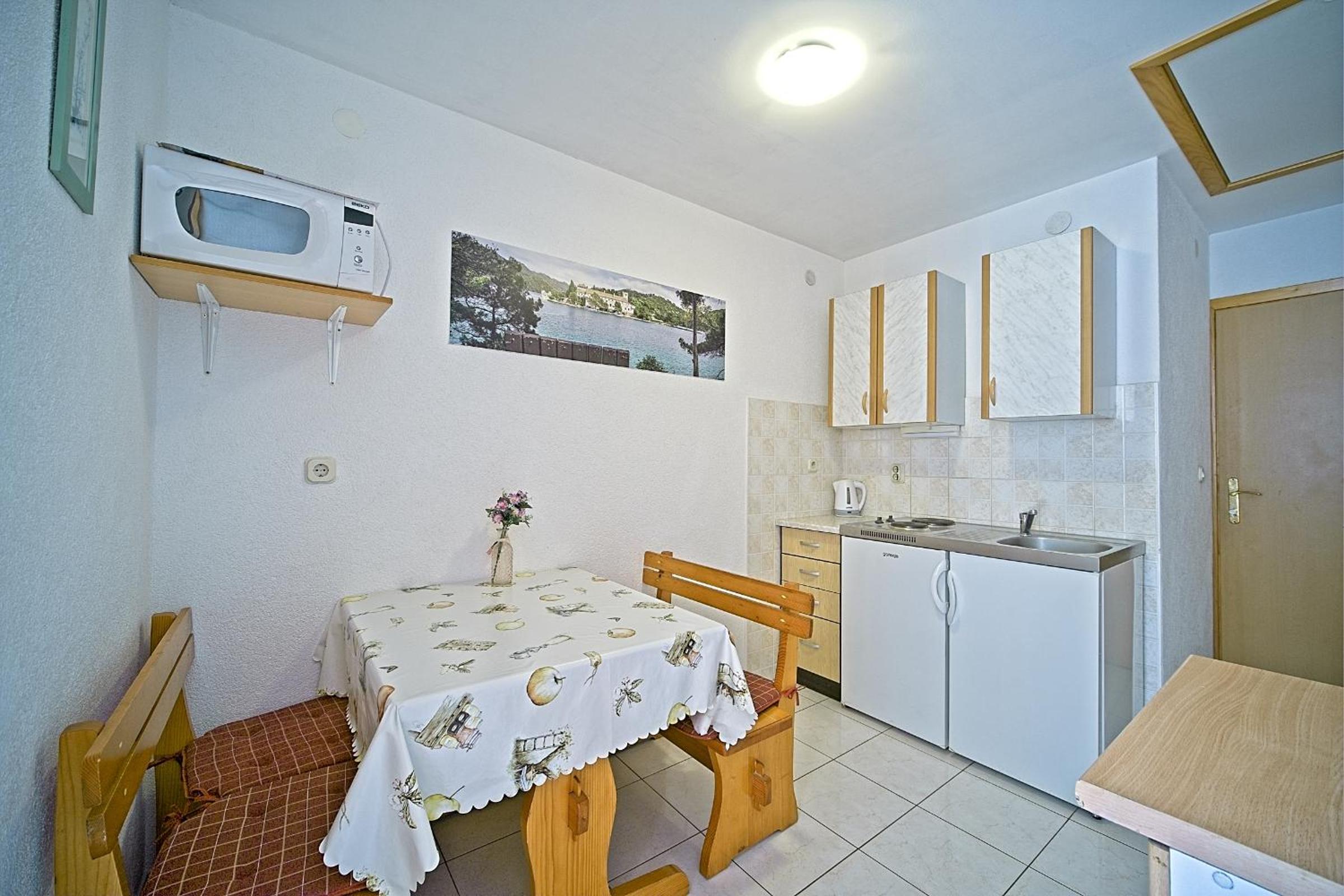 One-Bedroom Apartment with Balcony and Park View photo 2