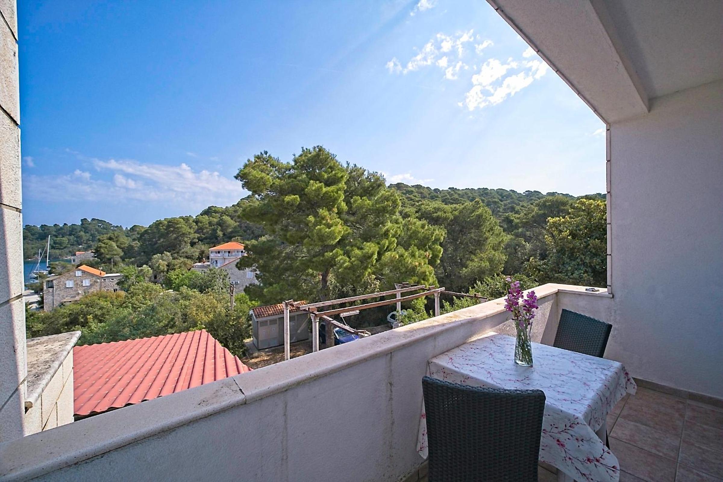 One-Bedroom Apartment with Balcony and Sea View photo 3