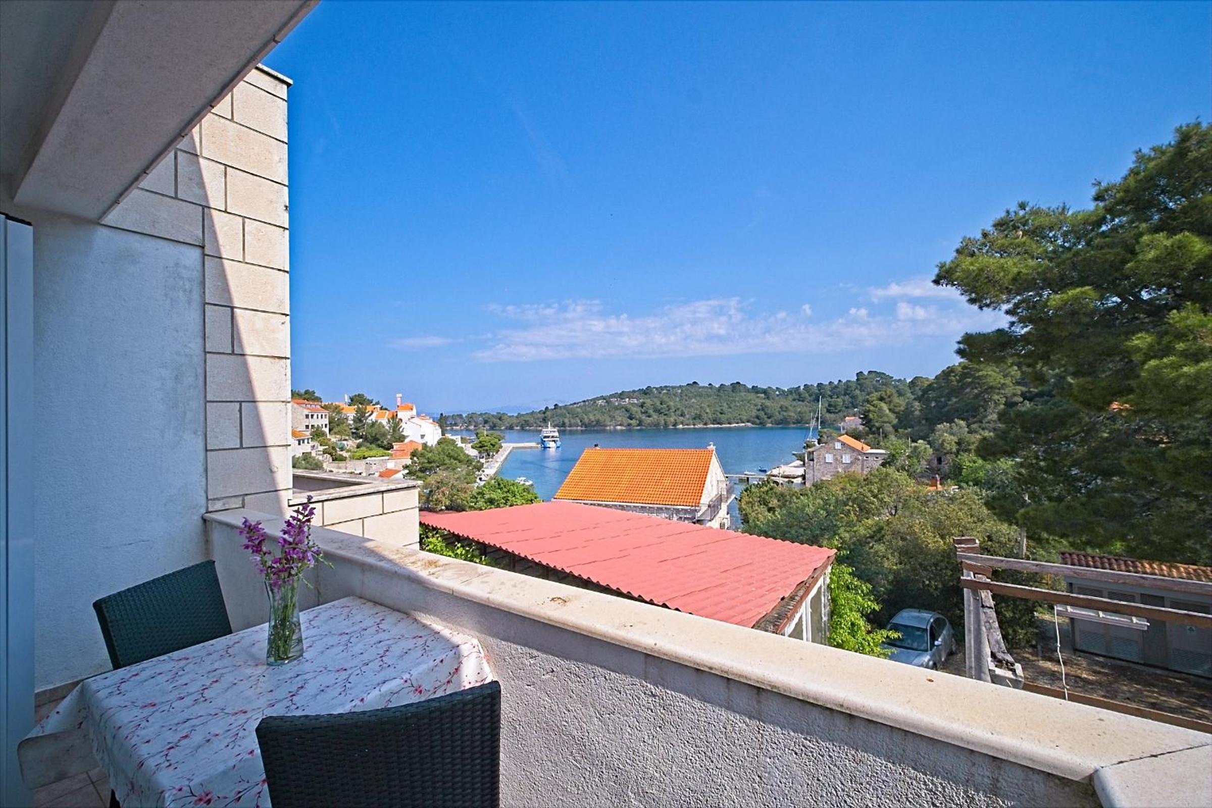 One-Bedroom Apartment with Balcony and Sea View photo 2
