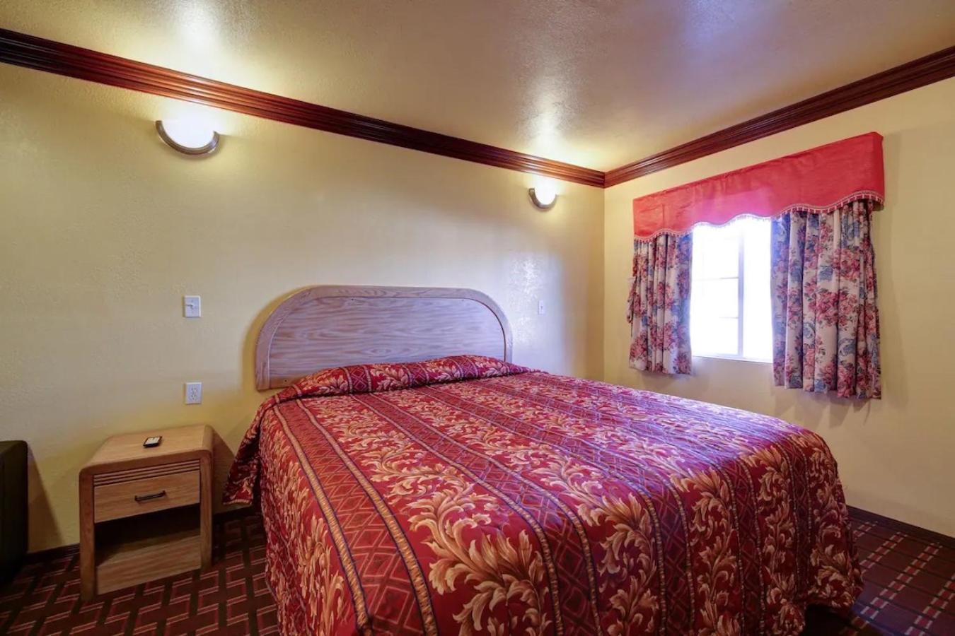 Standard King Room photo 1