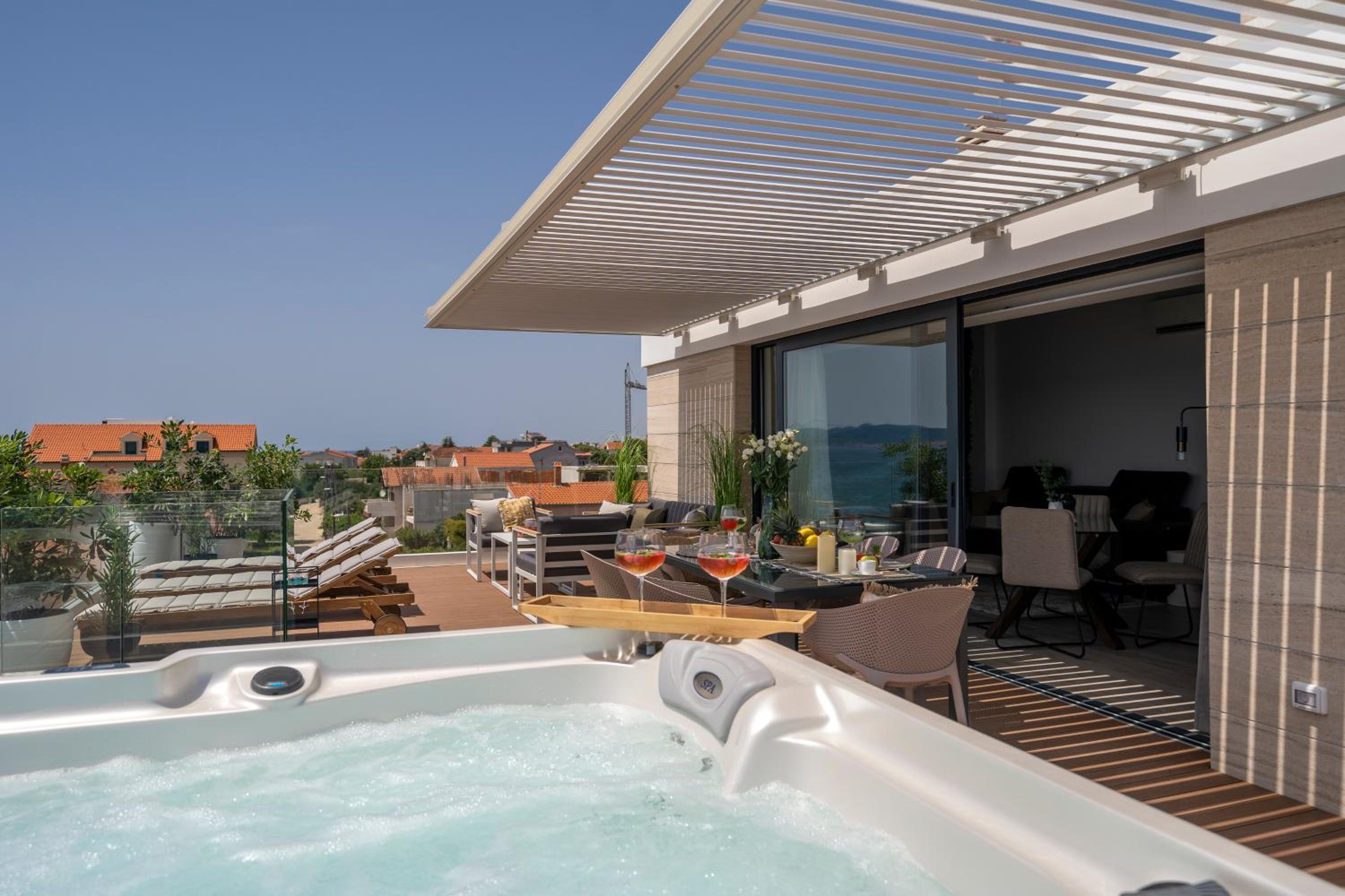 Three-Bedroom Penthouse  Apartment with Hot Tub and Sea View photo 2