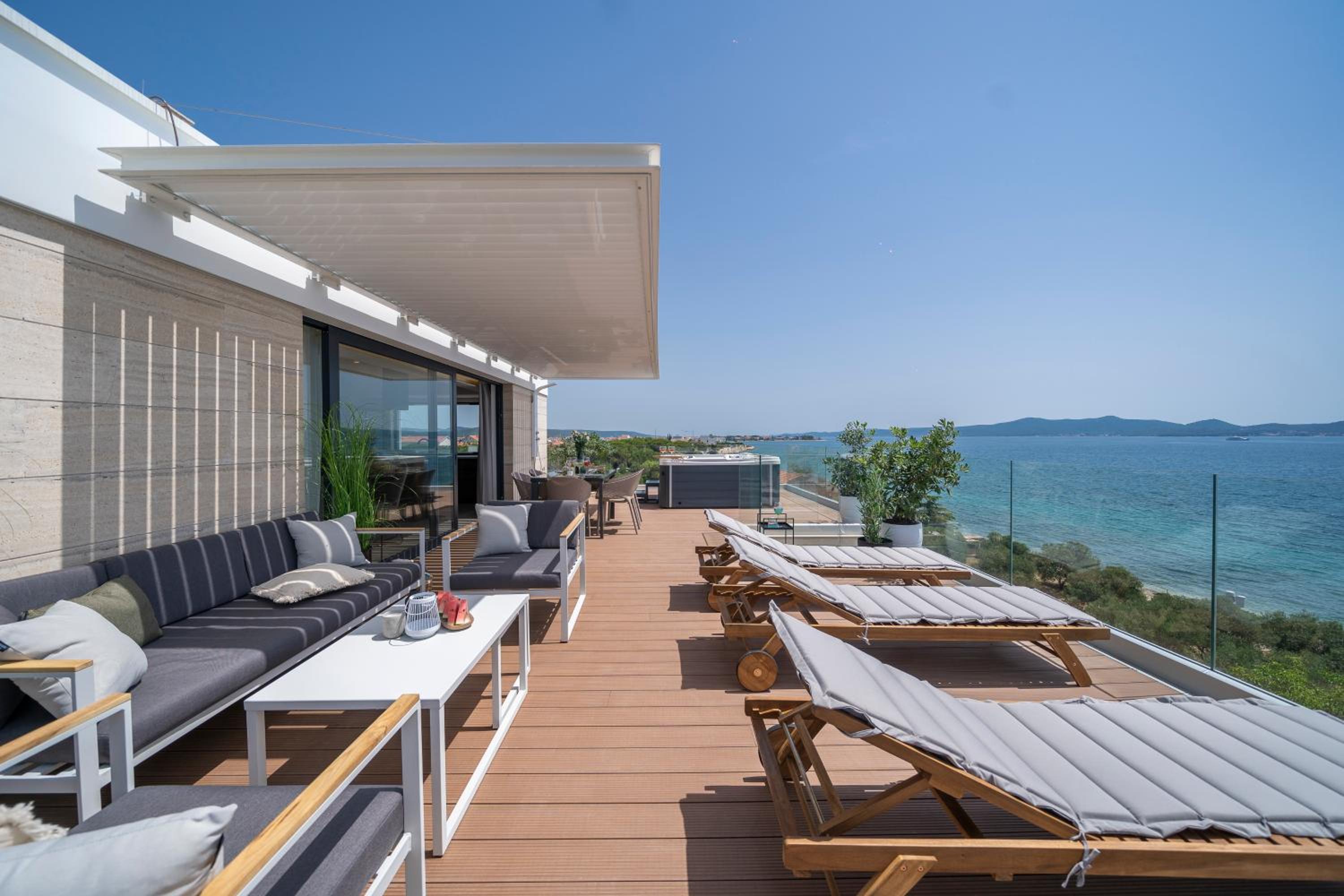 Three-Bedroom Penthouse  Apartment with Hot Tub and Sea View photo 3