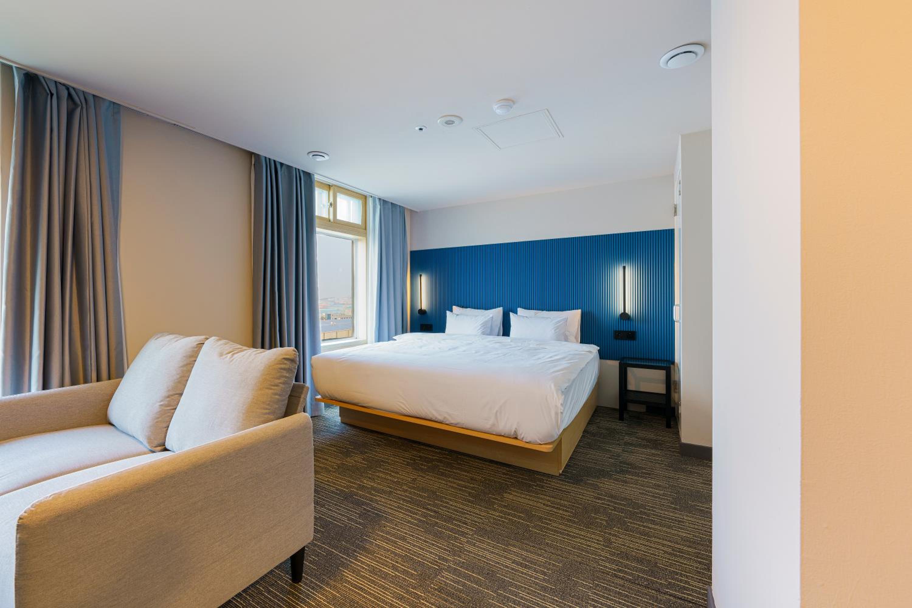 Suite - Photo 1