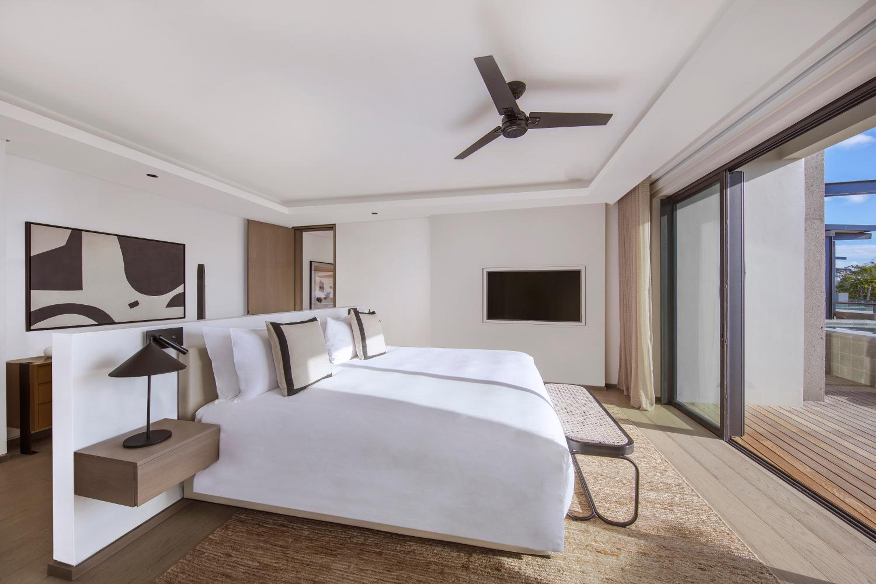 LUX* Pool Penthouse photo 2