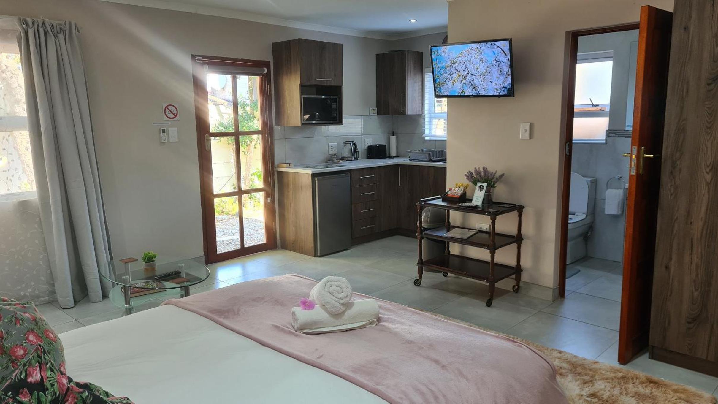 Queen Room with Garden View - Photo 1