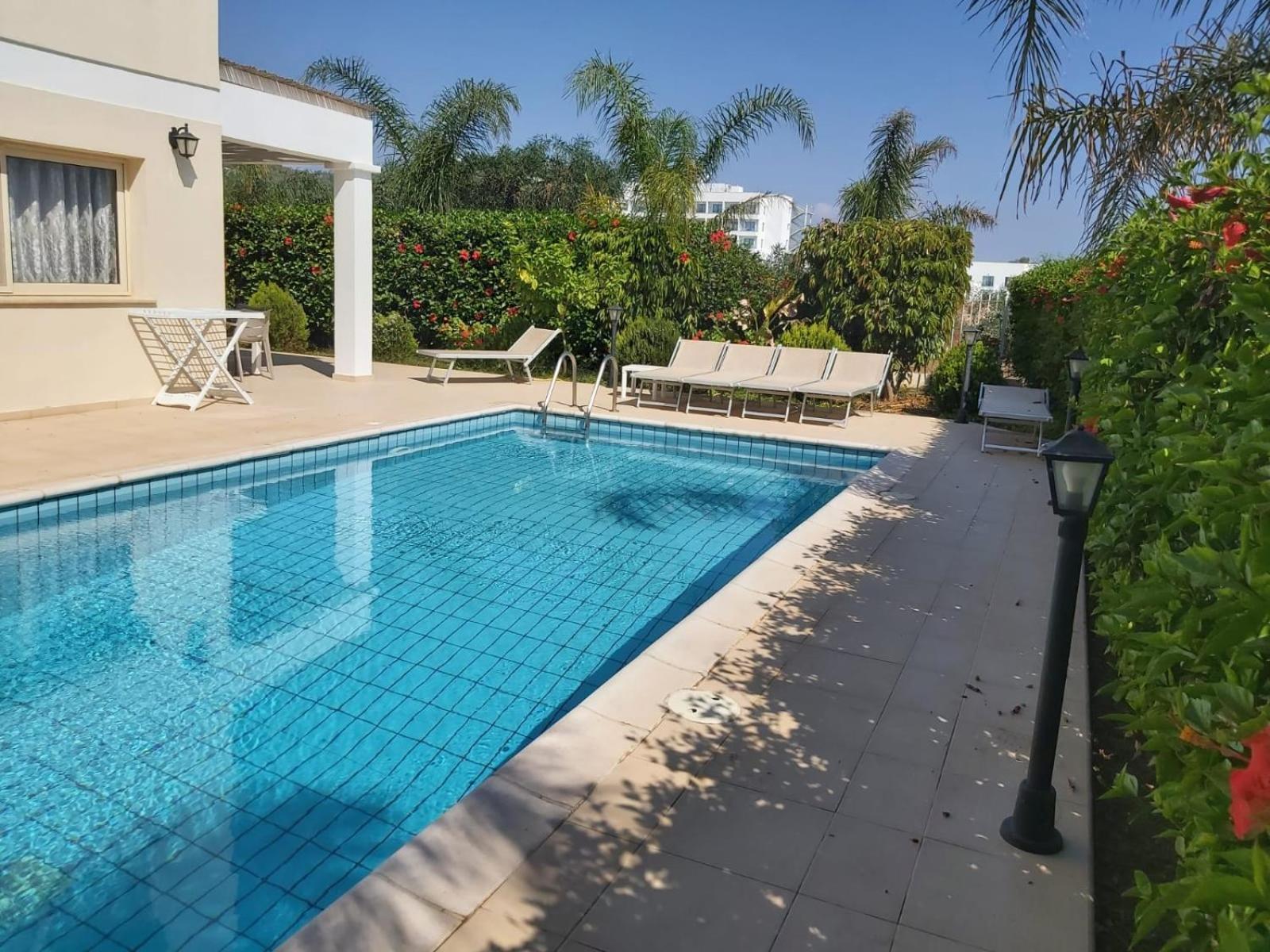 Villa com Piscina Privada