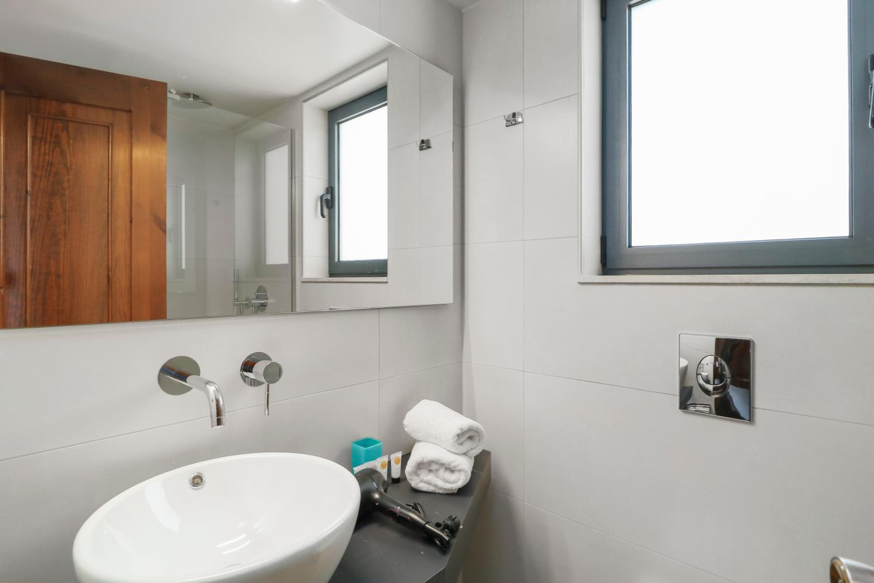 Superior Double or Twin Room with Sea View thumbnail 5