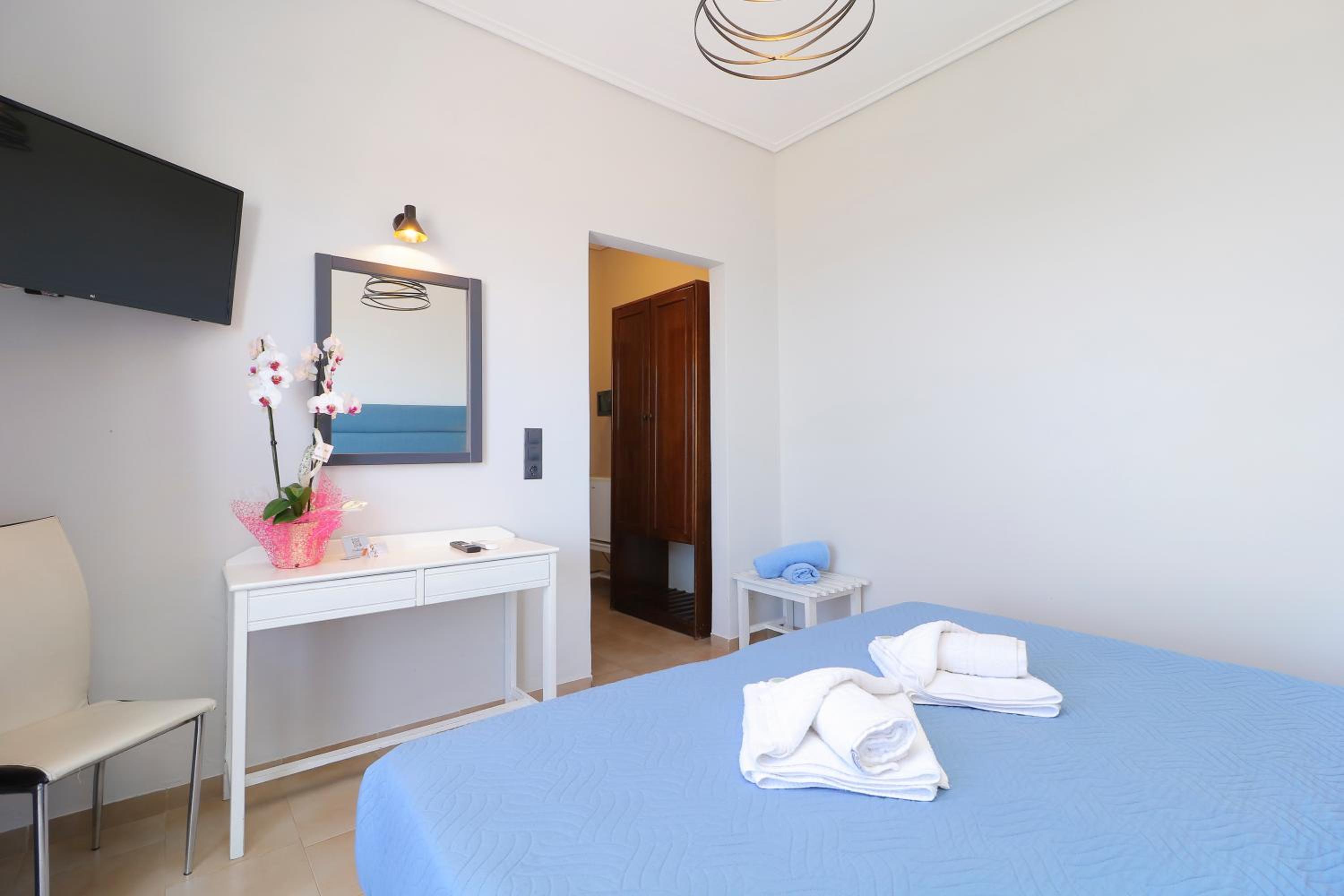 Superior Double or Twin Room with Sea View thumbnail 5