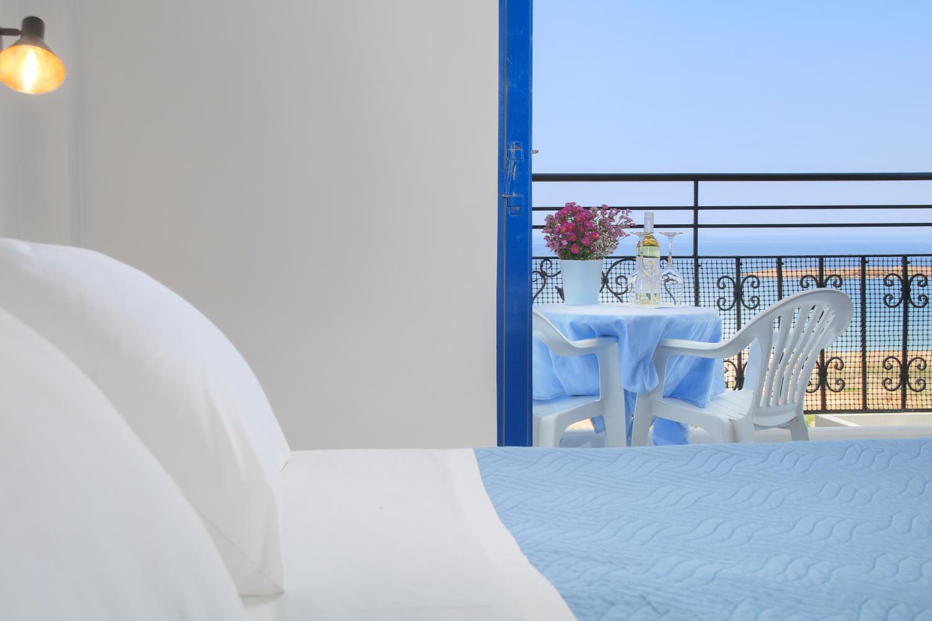 Superior Double or Twin Room with Sea View thumbnail 6