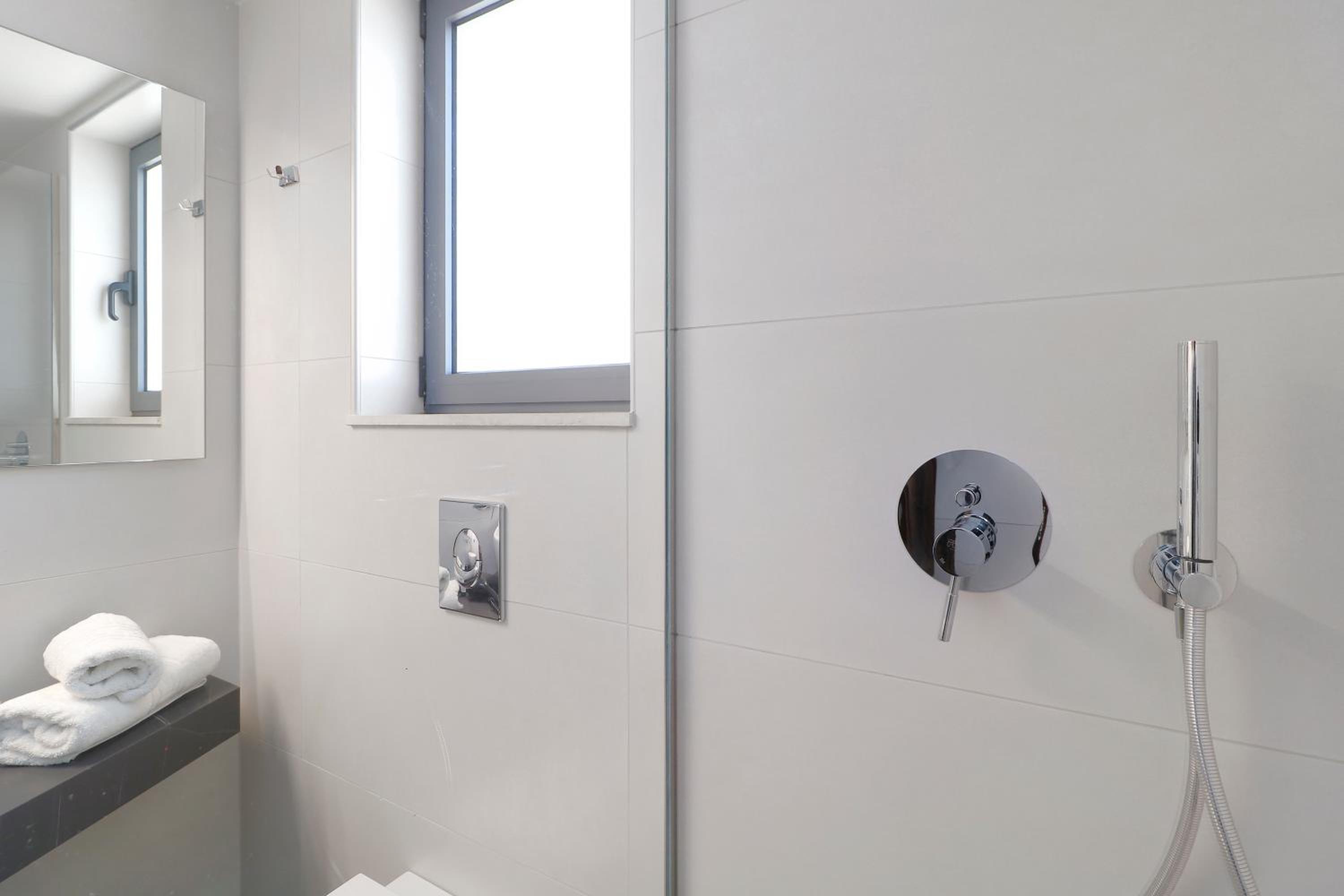 Superior Double or Twin Room with Sea View thumbnail 6