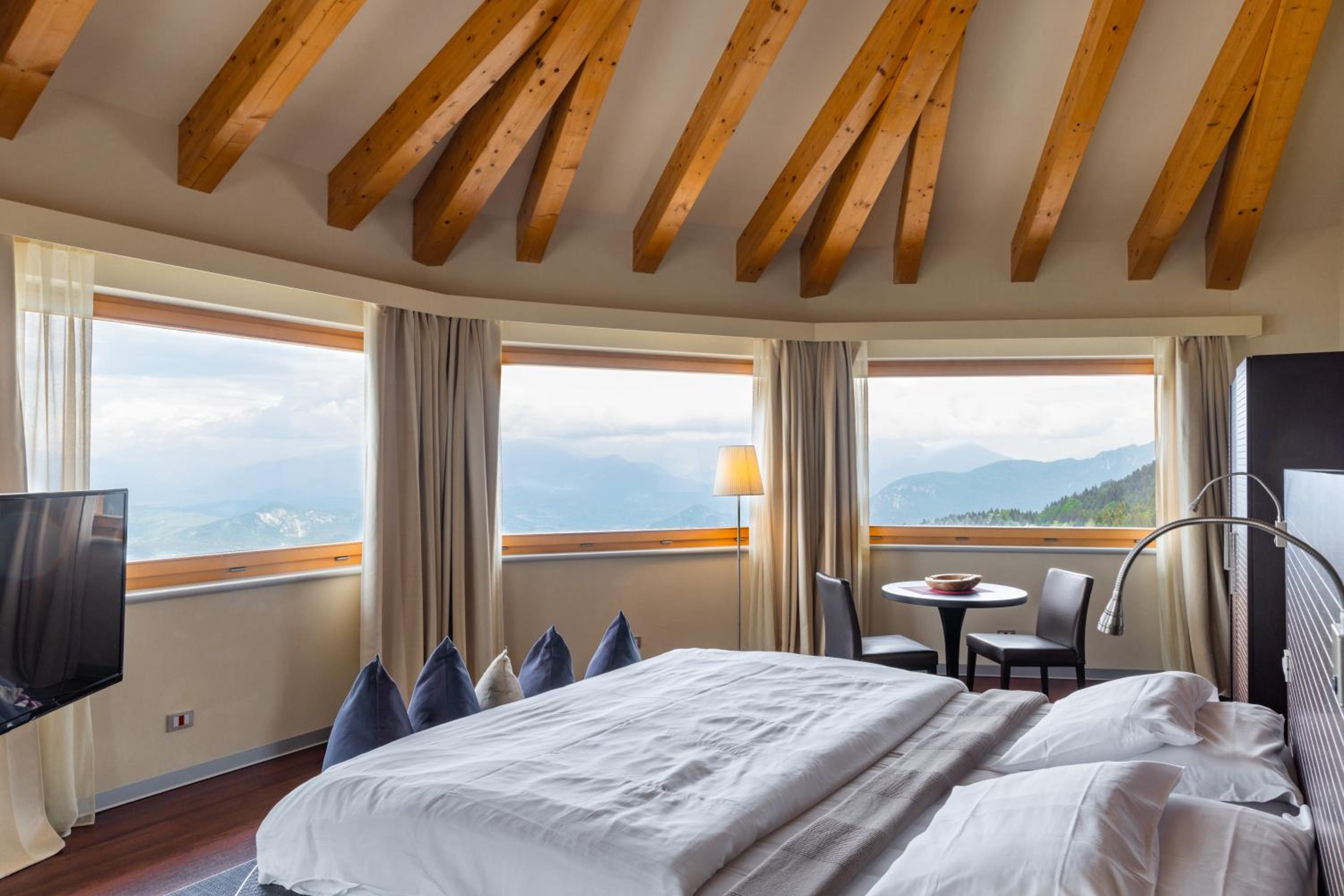 Suite with Spa Access - Photo 1