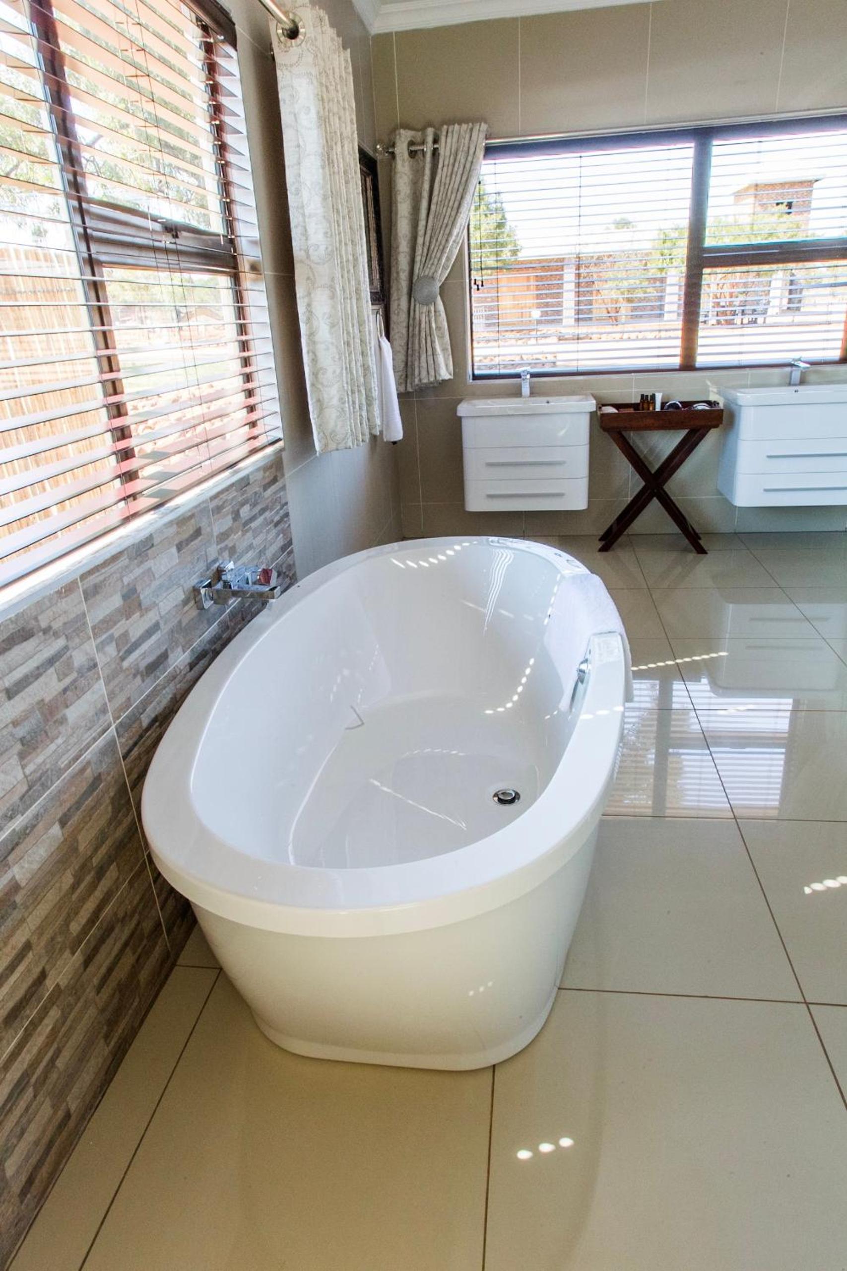 Luxury Suite - Photo 3