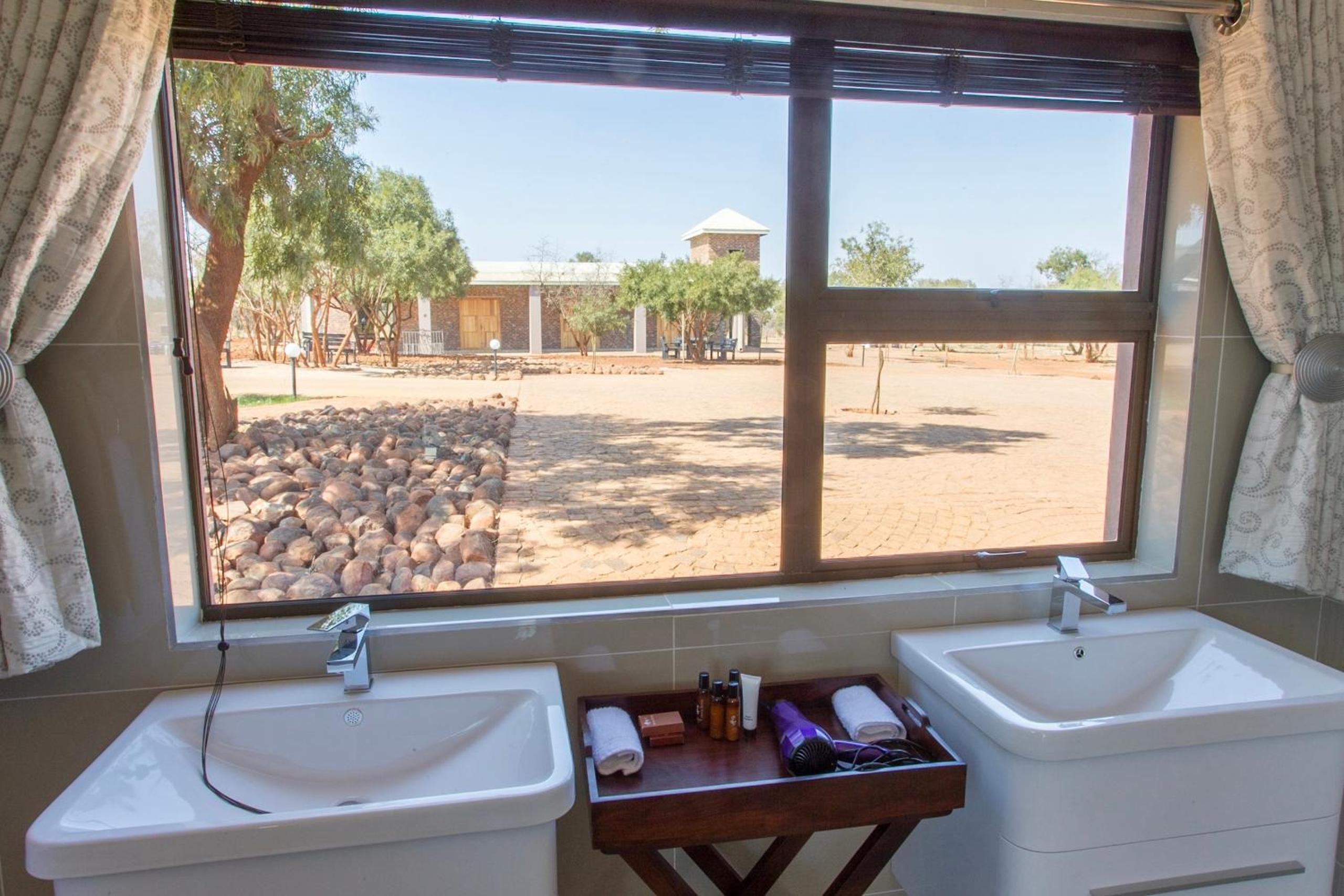 Luxury Suite - Photo 2