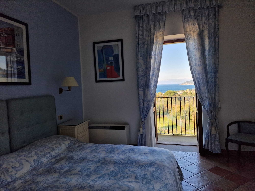 Superior Double or Twin Room, Sea View - Photo 1