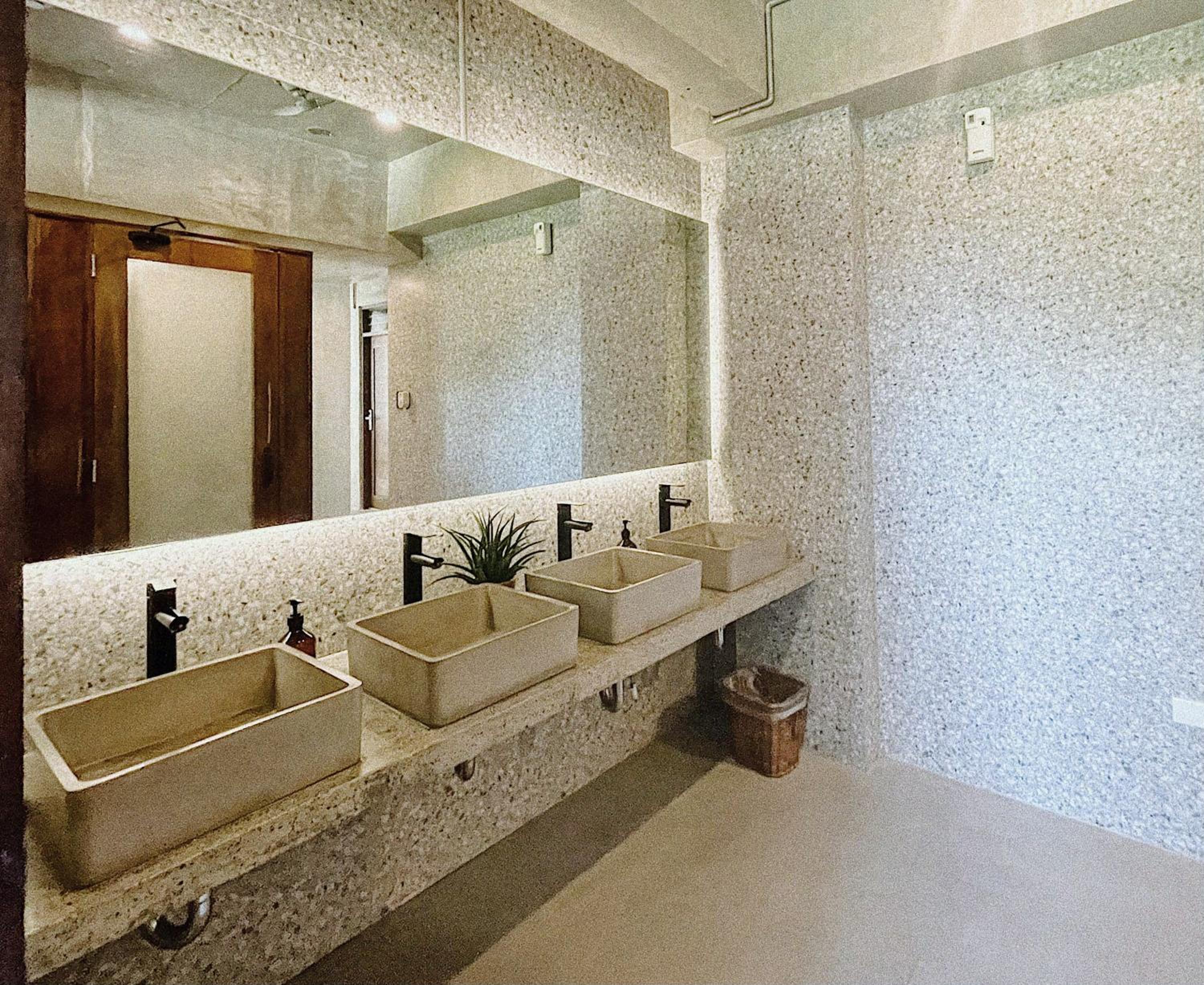 Standard Queen Room - Photo 9