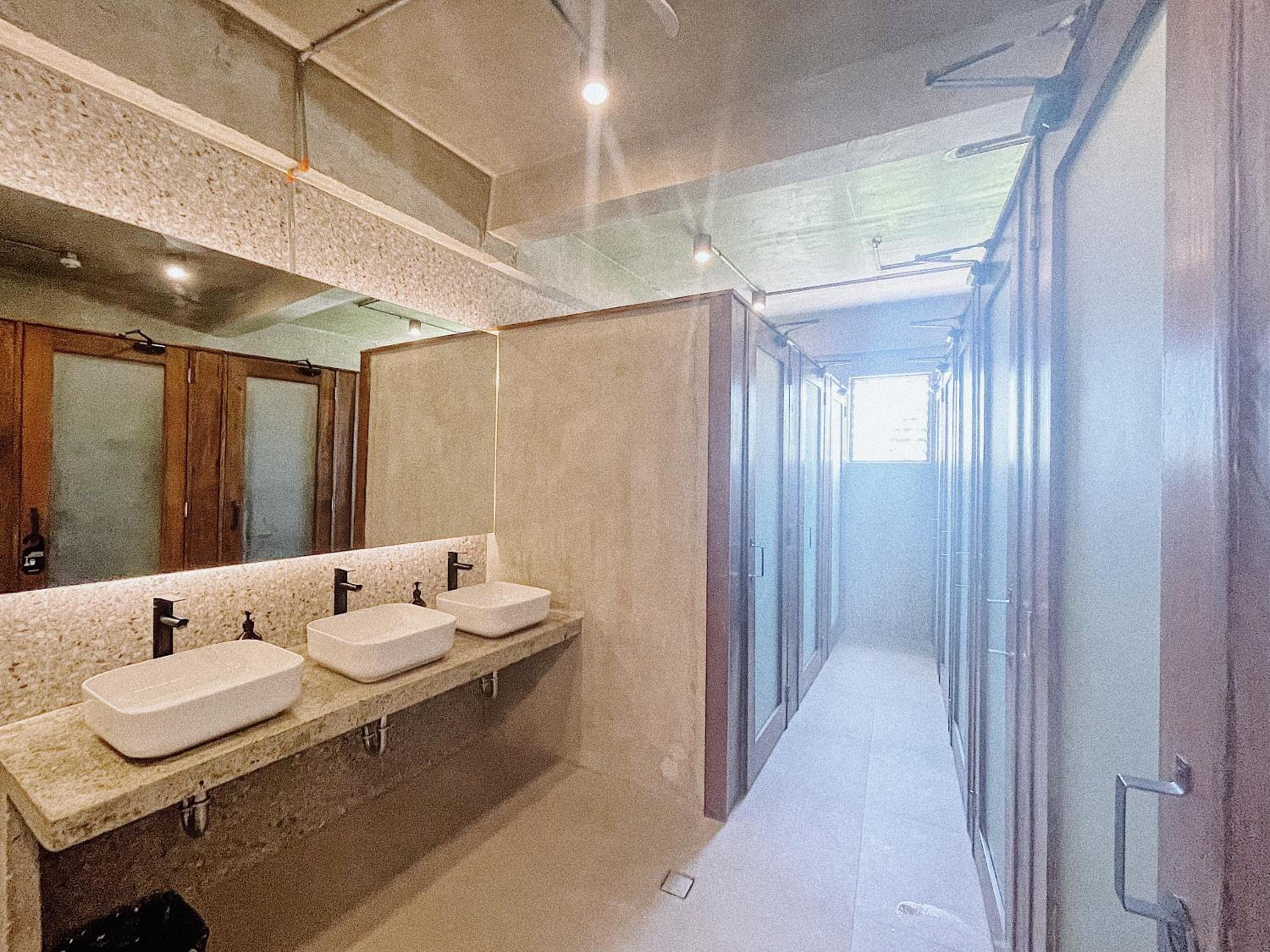 Standard Queen Room - Photo 16