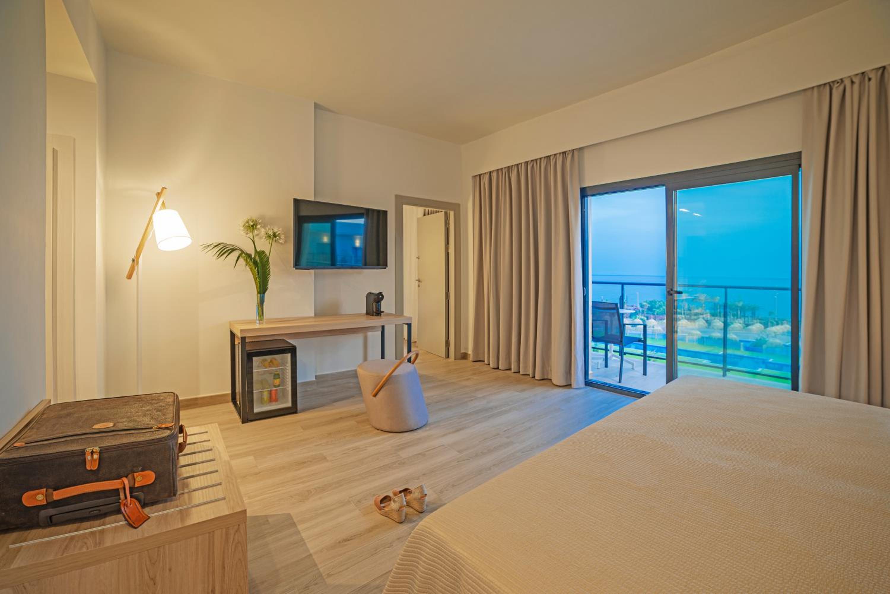 Conectando Habitaciones Superiores con Vista Parcial al Mar