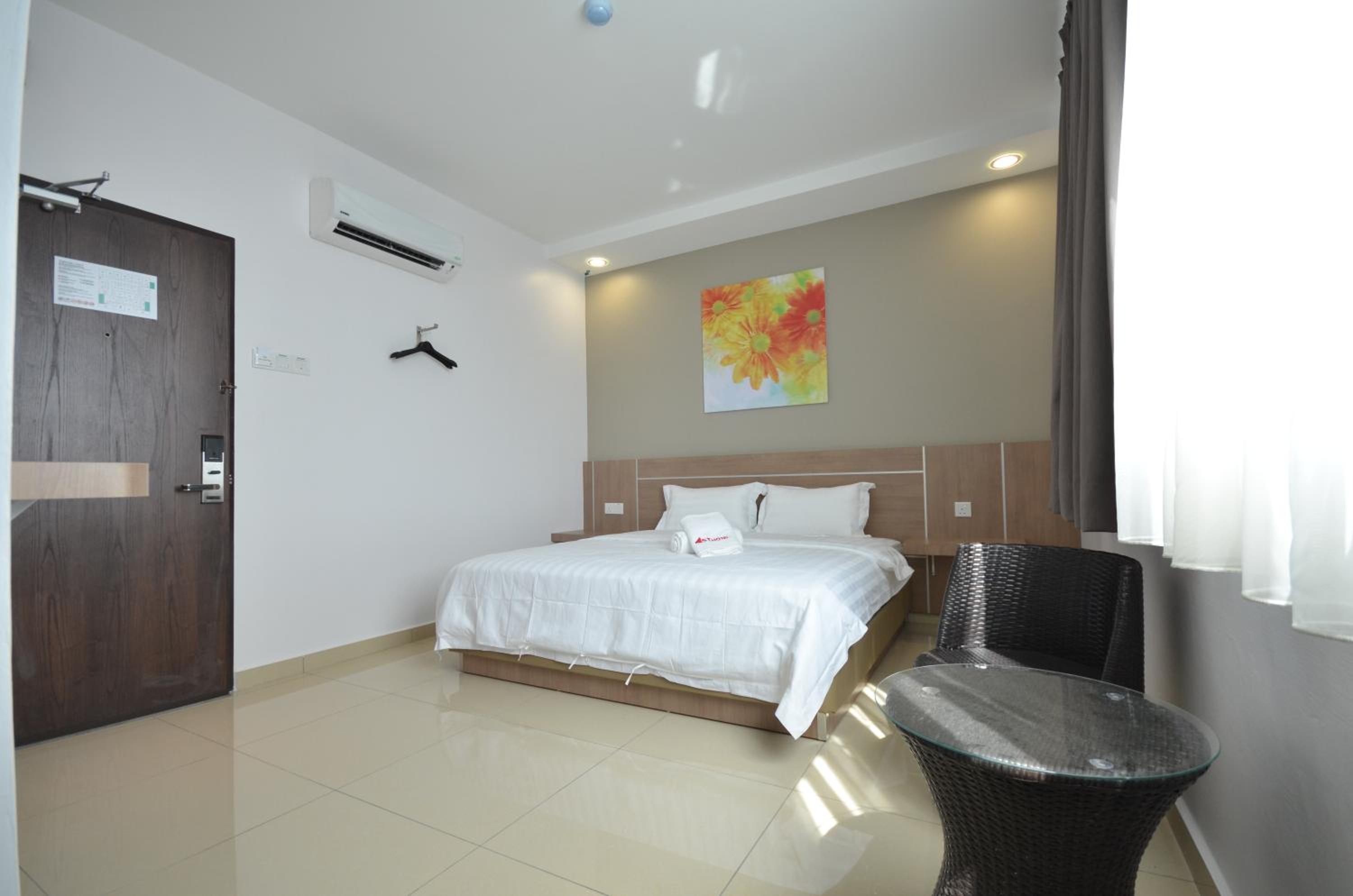 Deluxe Double Room 1 with Window photo 3