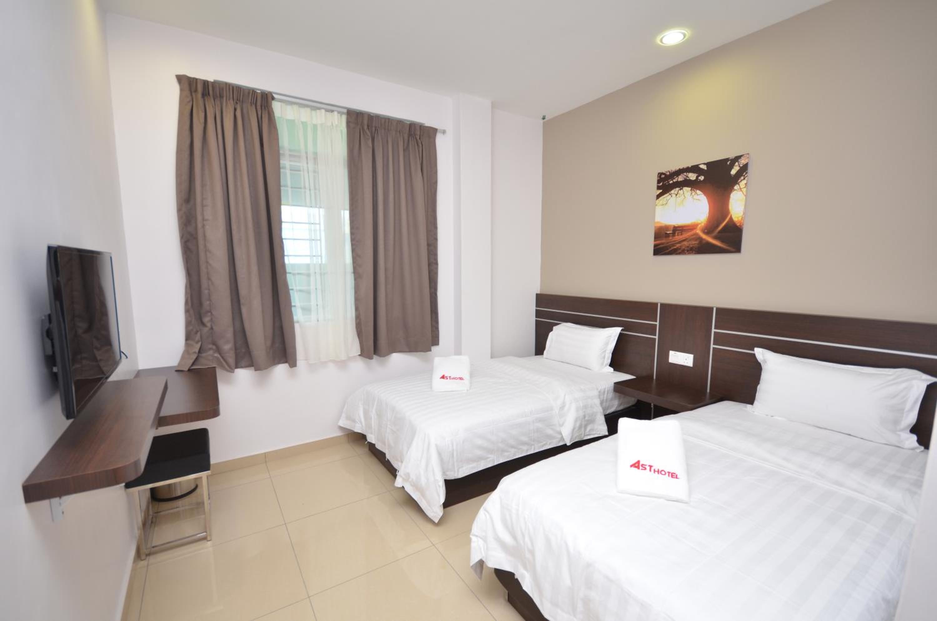 Premier Twin Room with Window photo 3