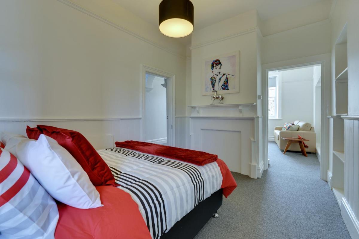 Deluxe One-Bedroom Apartment photo 2