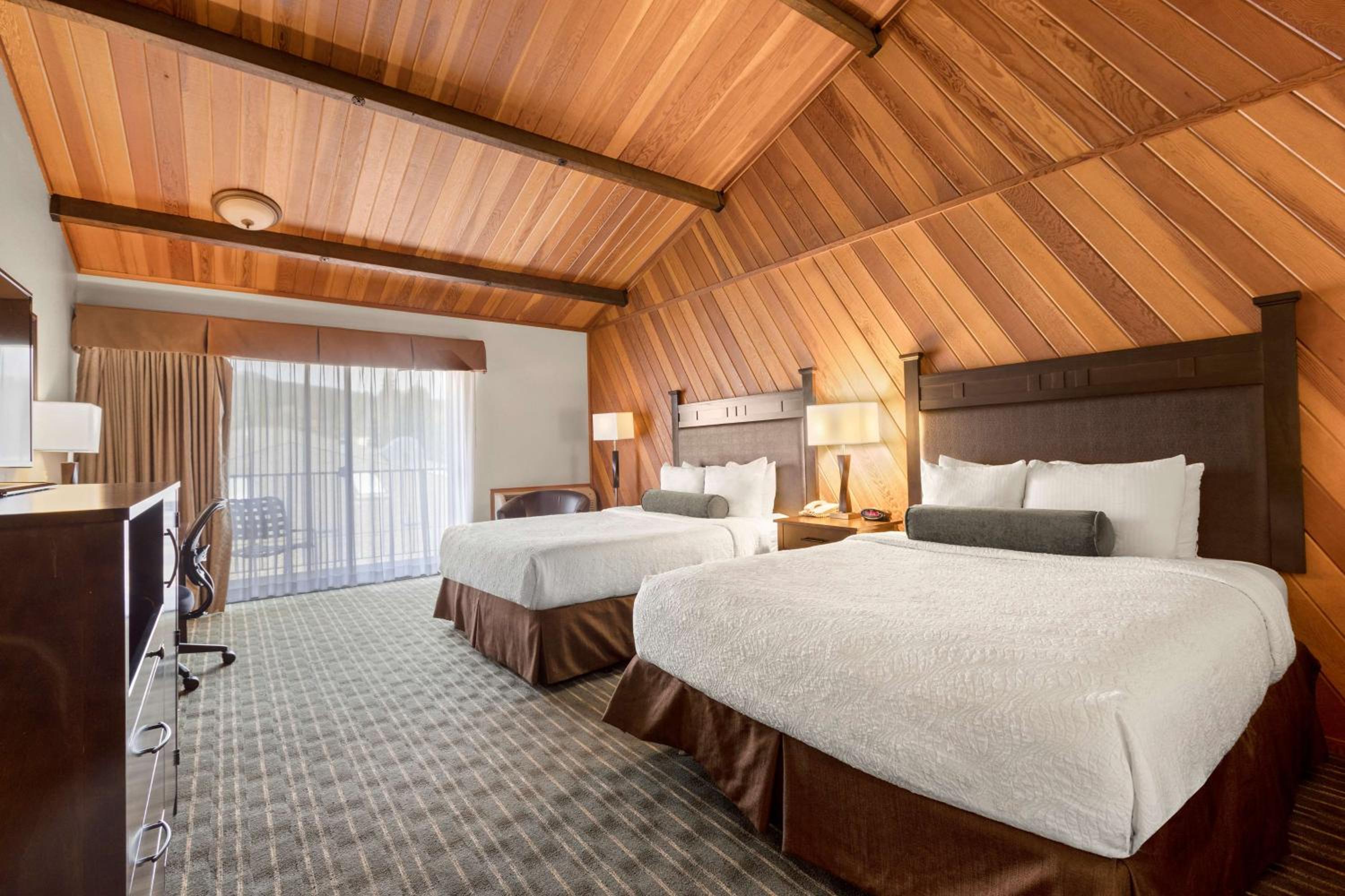 Queen Room with Two Queen Beds with Mountain View - Photo 3