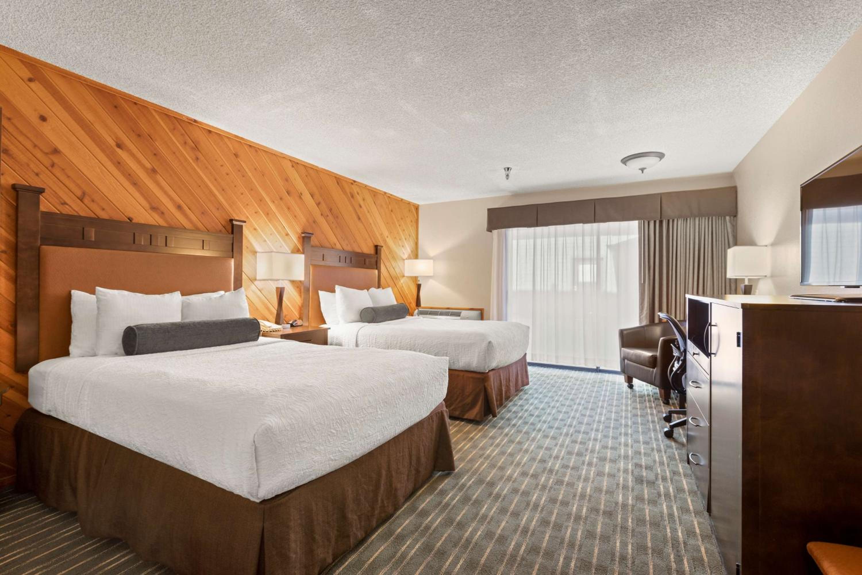 Queen Room with Two Queen Beds and Balcony - Mountain View/Non-Smoking - Photo 4
