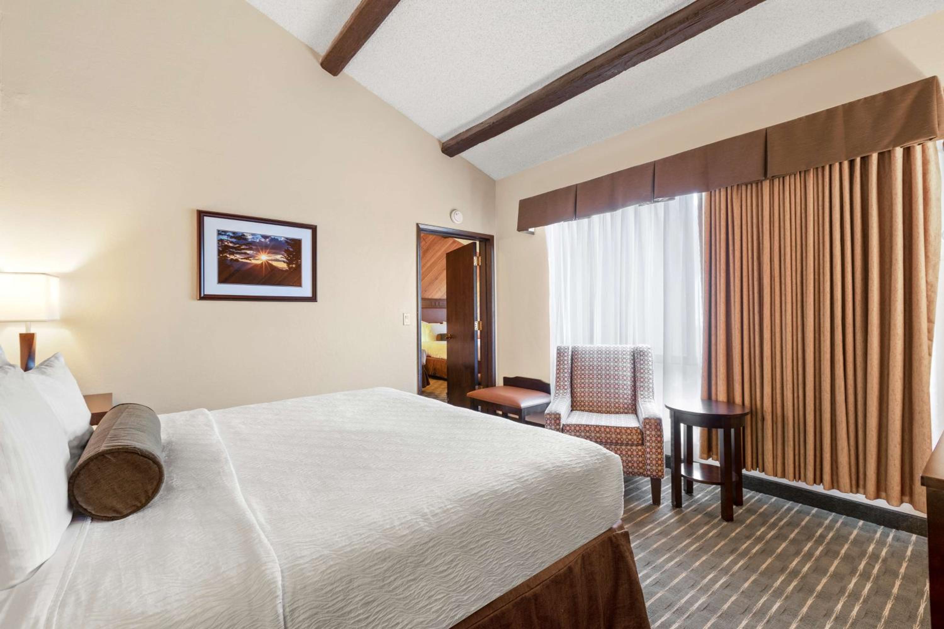 King Suite with Mountain View - Non-Smoking - Photo 1