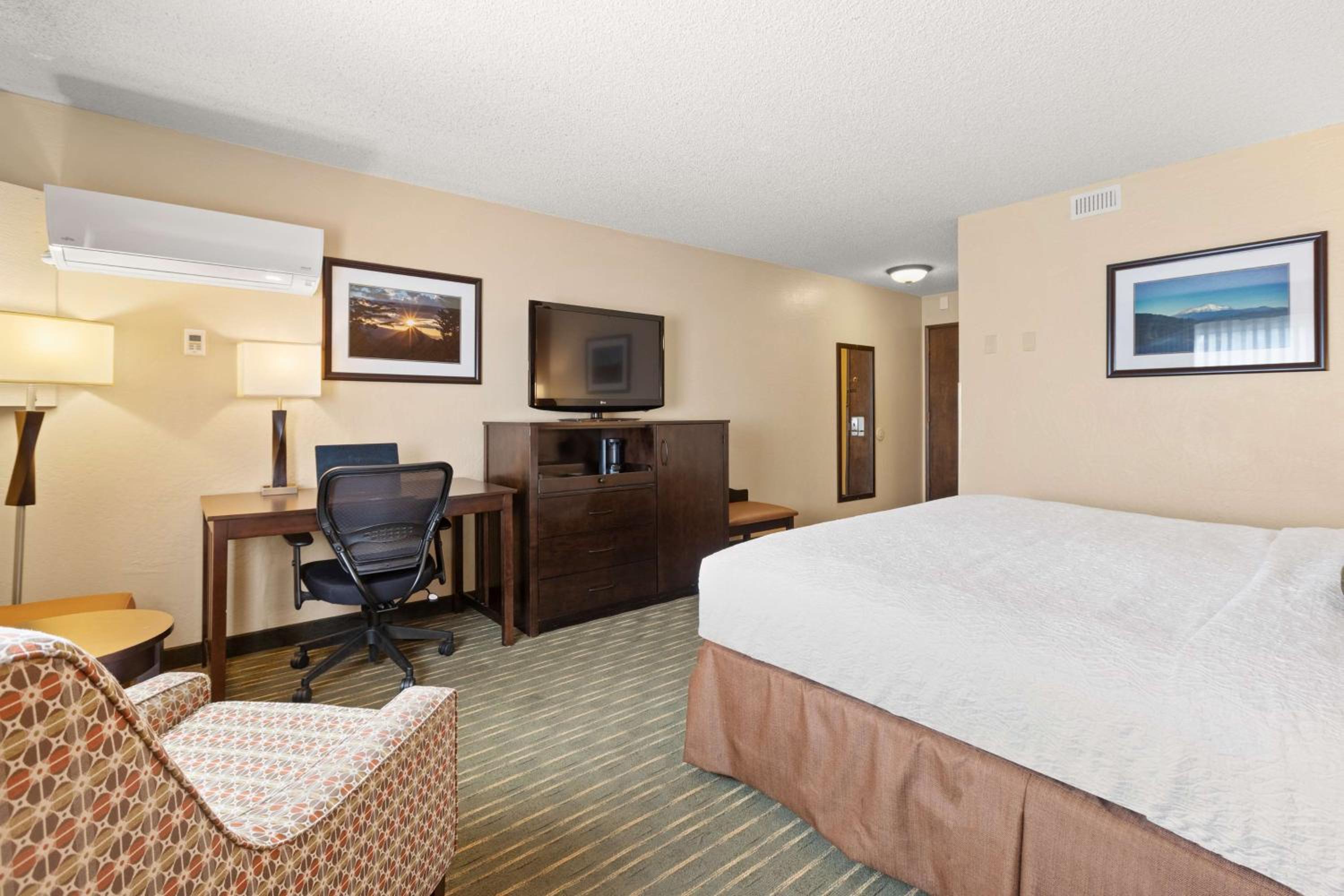 Queen Room with Mountain View - Non-Smoking photo 1