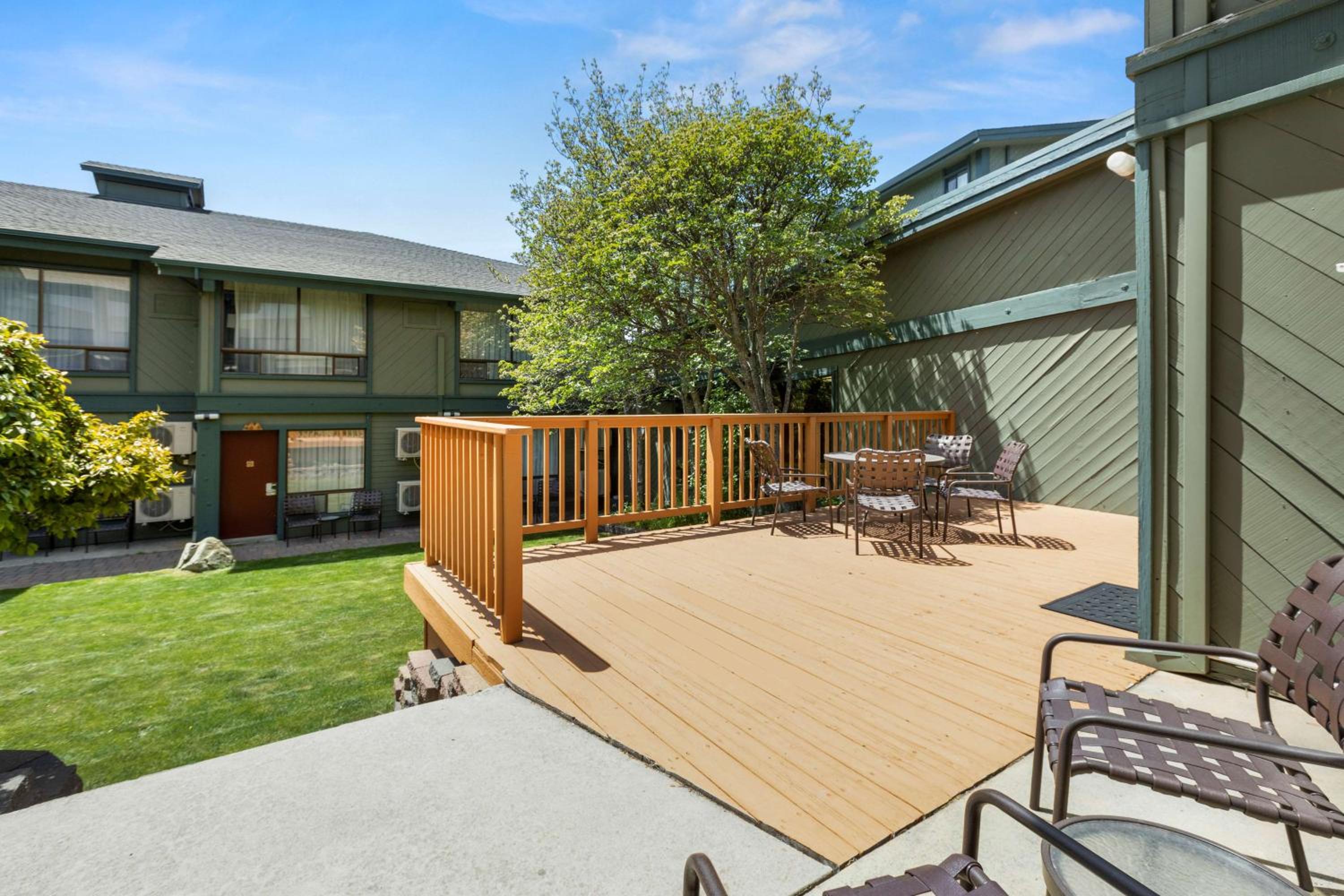 King Room with Patio and Courtyard View - Non-Smoking - Photo 2