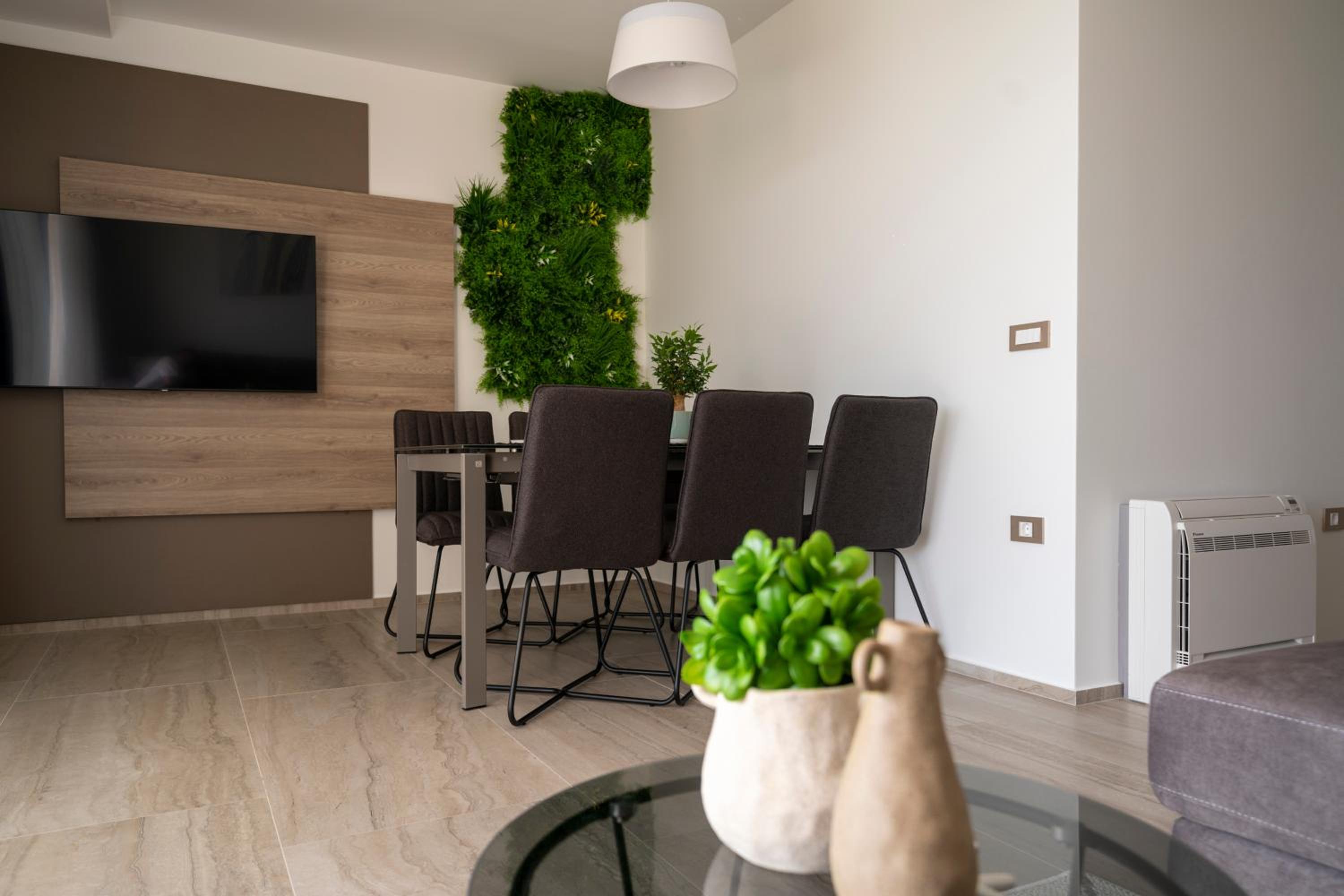 Two-Bedroom Apartment with Balcony and Partial Sea View photo 3