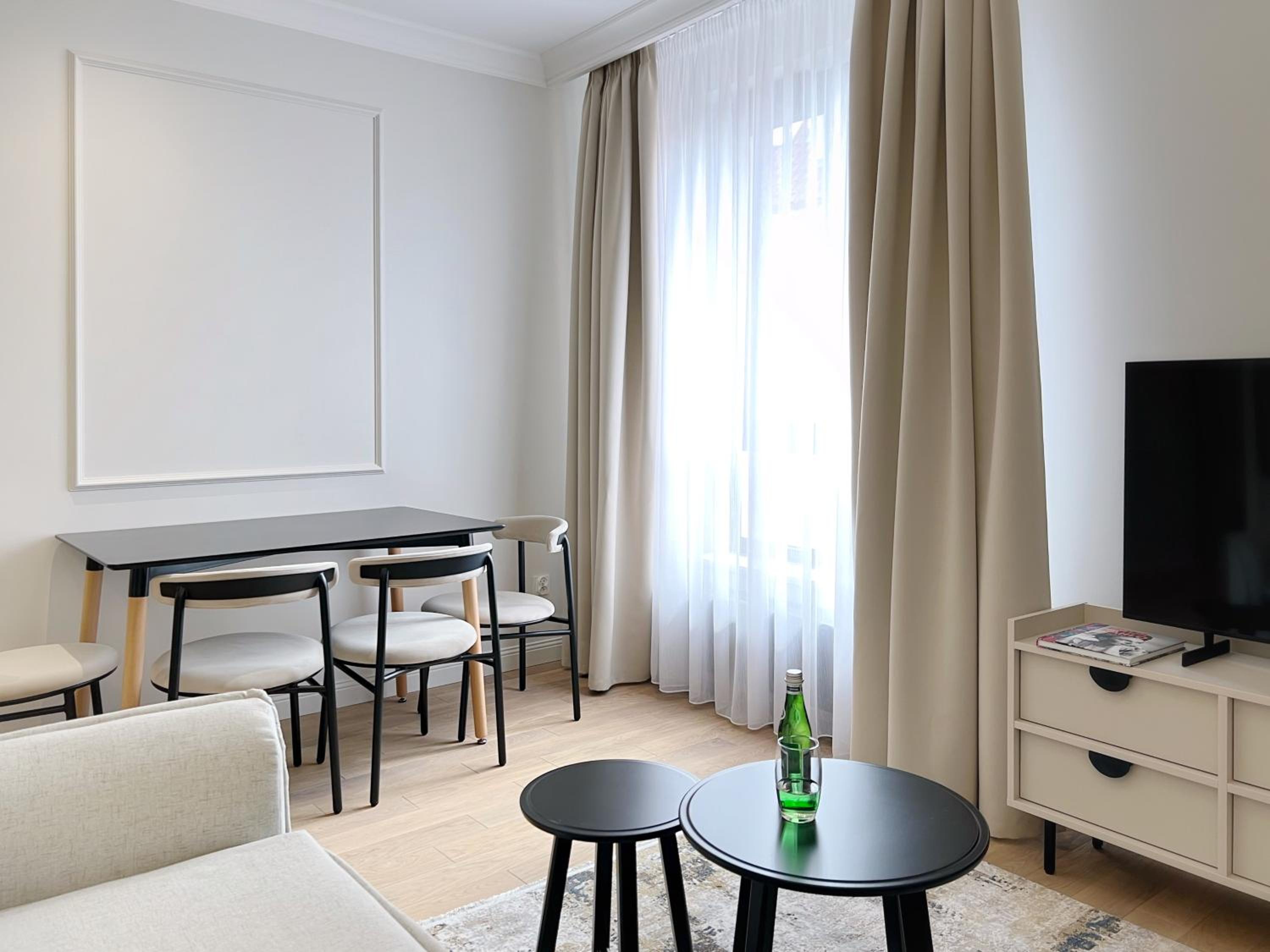 One-Bedroom Suite - Photo 4