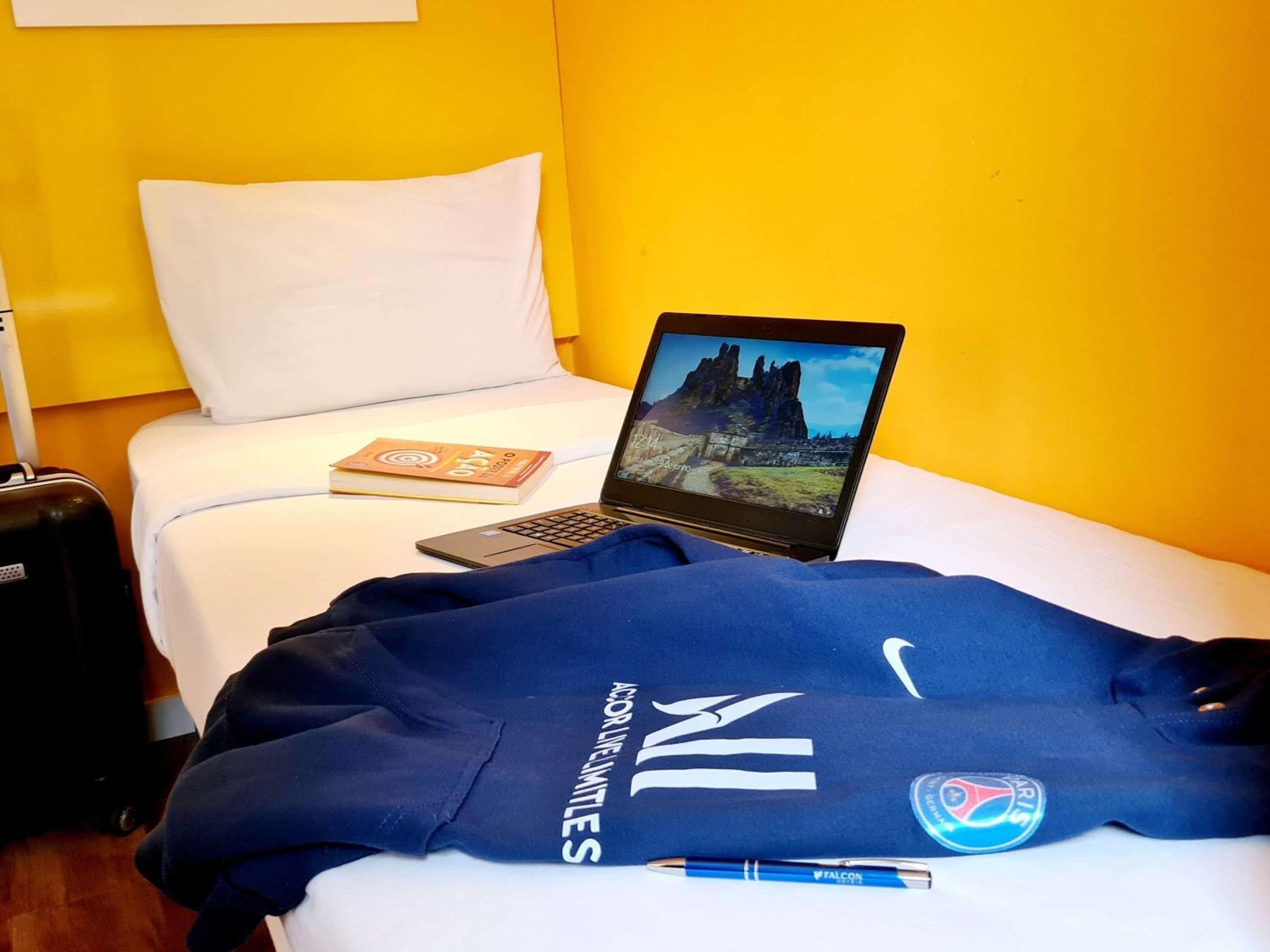 Quarto Econômico com 2 camas de solteiro e vista  lateral cidade