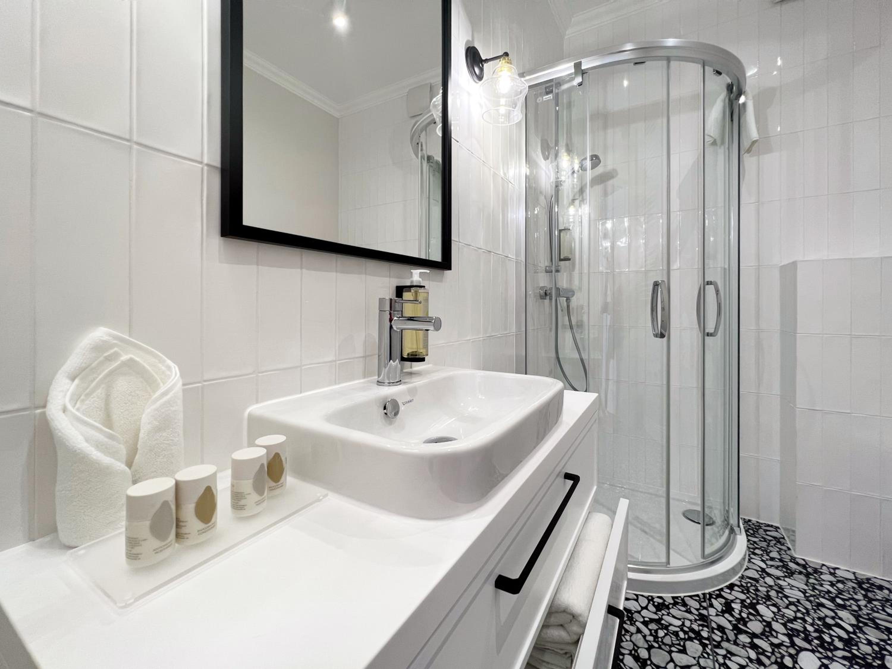One-Bedroom Suite - Photo 7