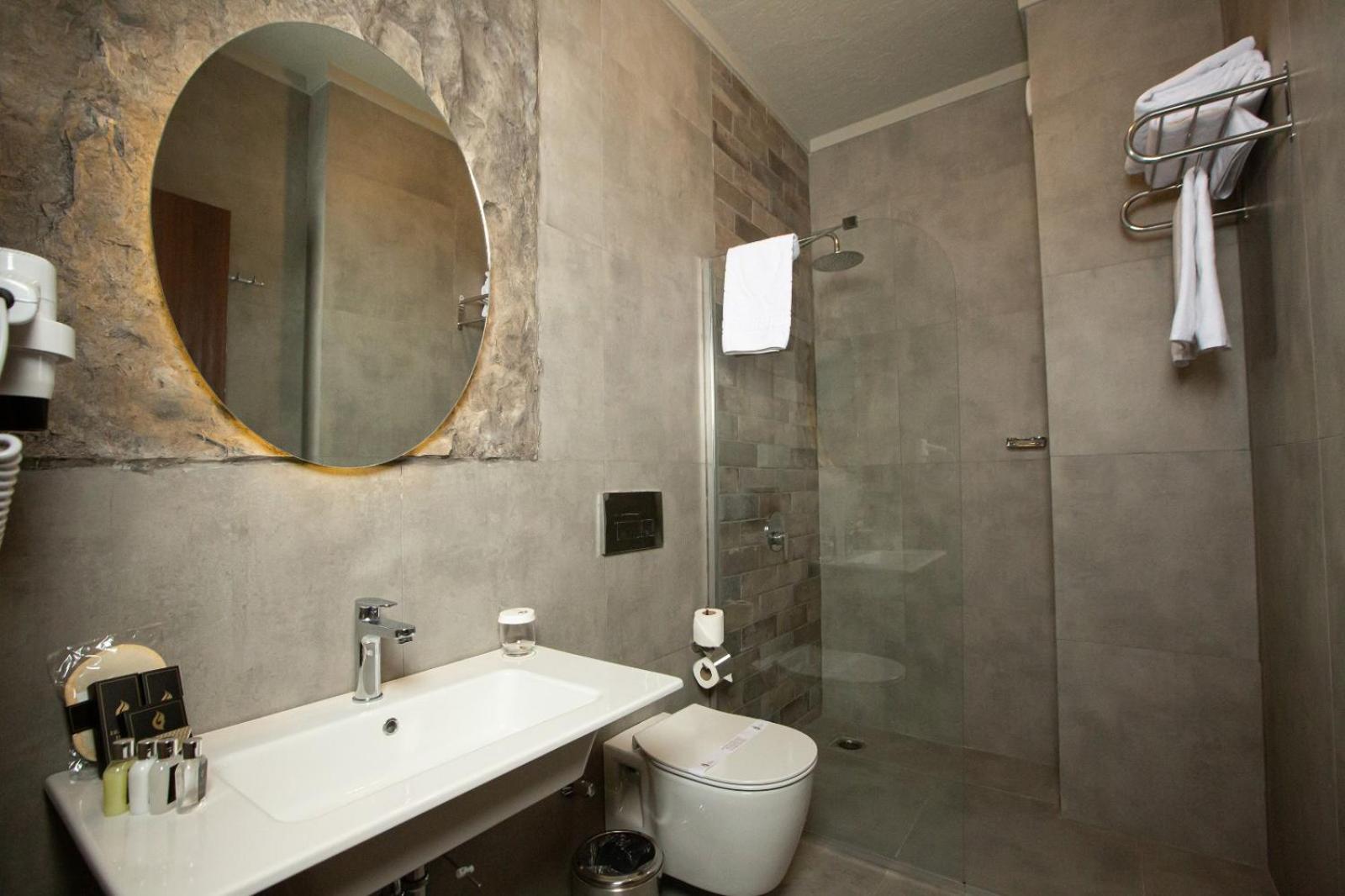 Large Double Room - Photo 7