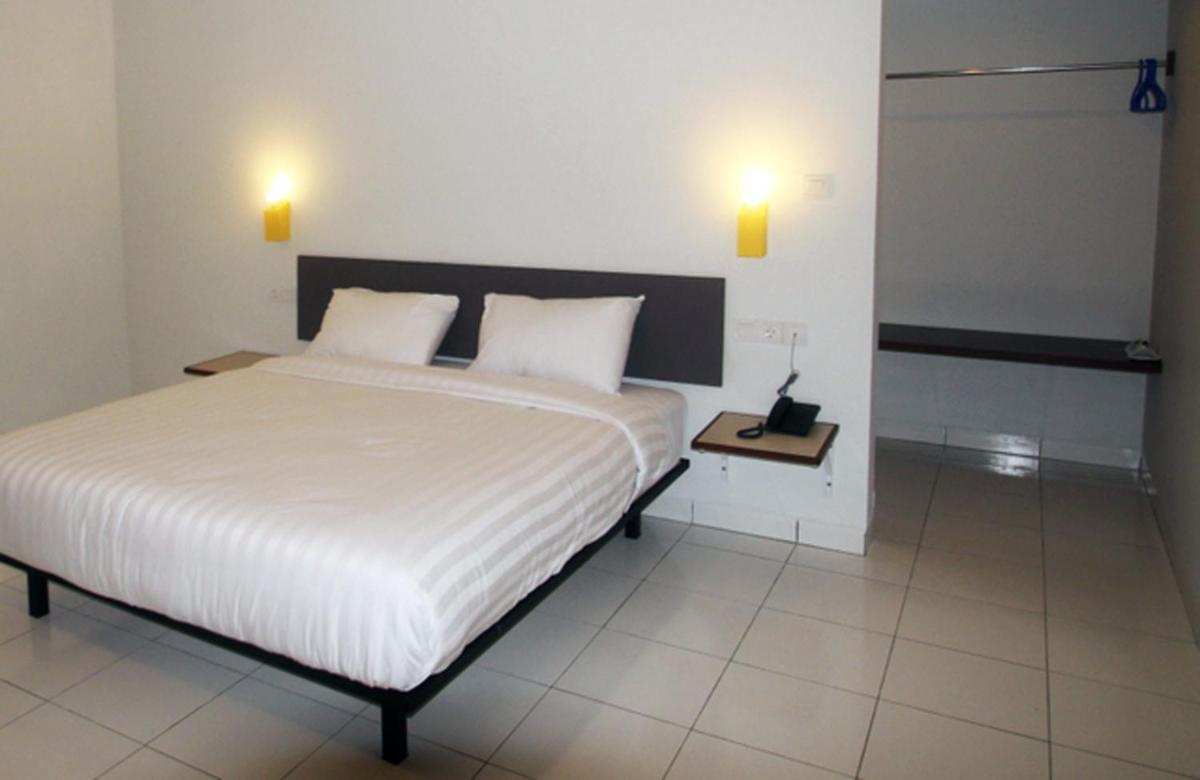 Deluxe Double or Twin Room - Photo 8