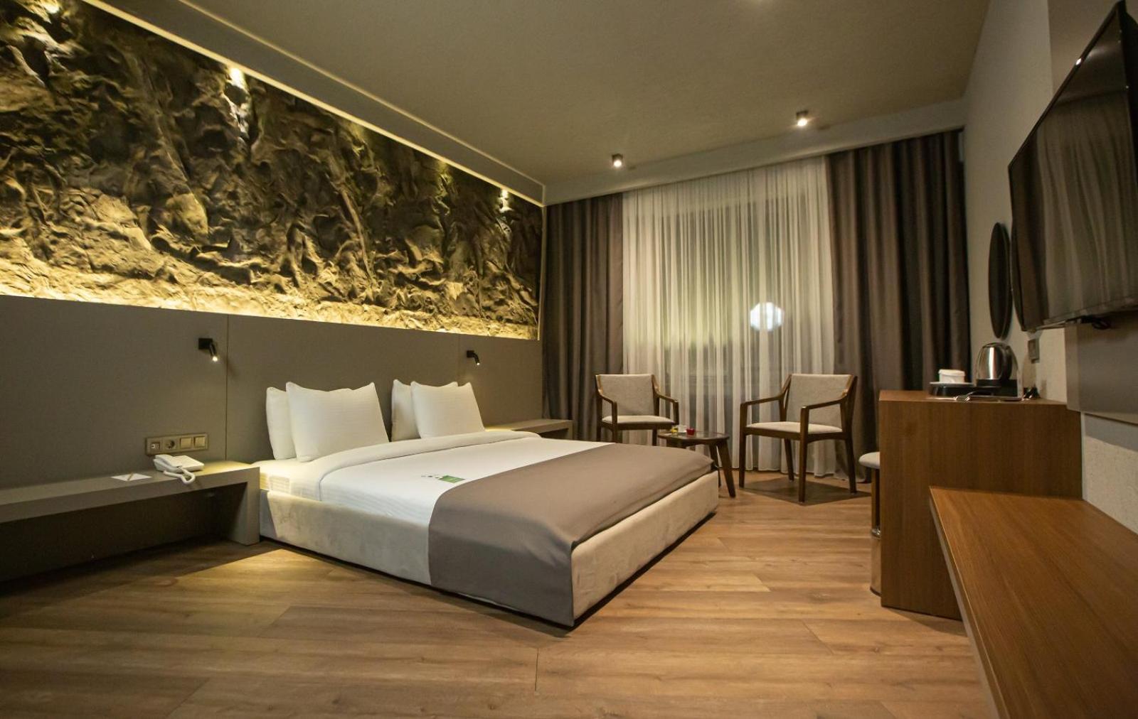 Large Double Room - Photo 8