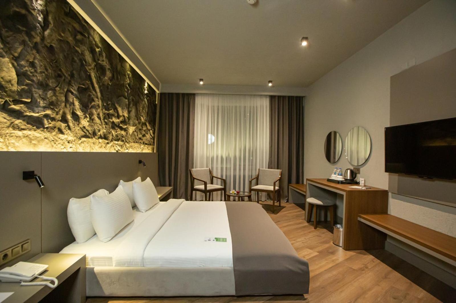 Large Double Room - Photo 1