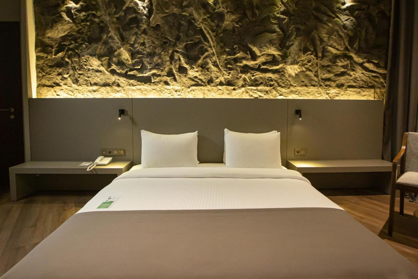 Large Double Room - Photo 3