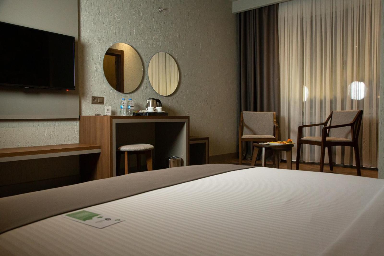 Large Double Room - Photo 6