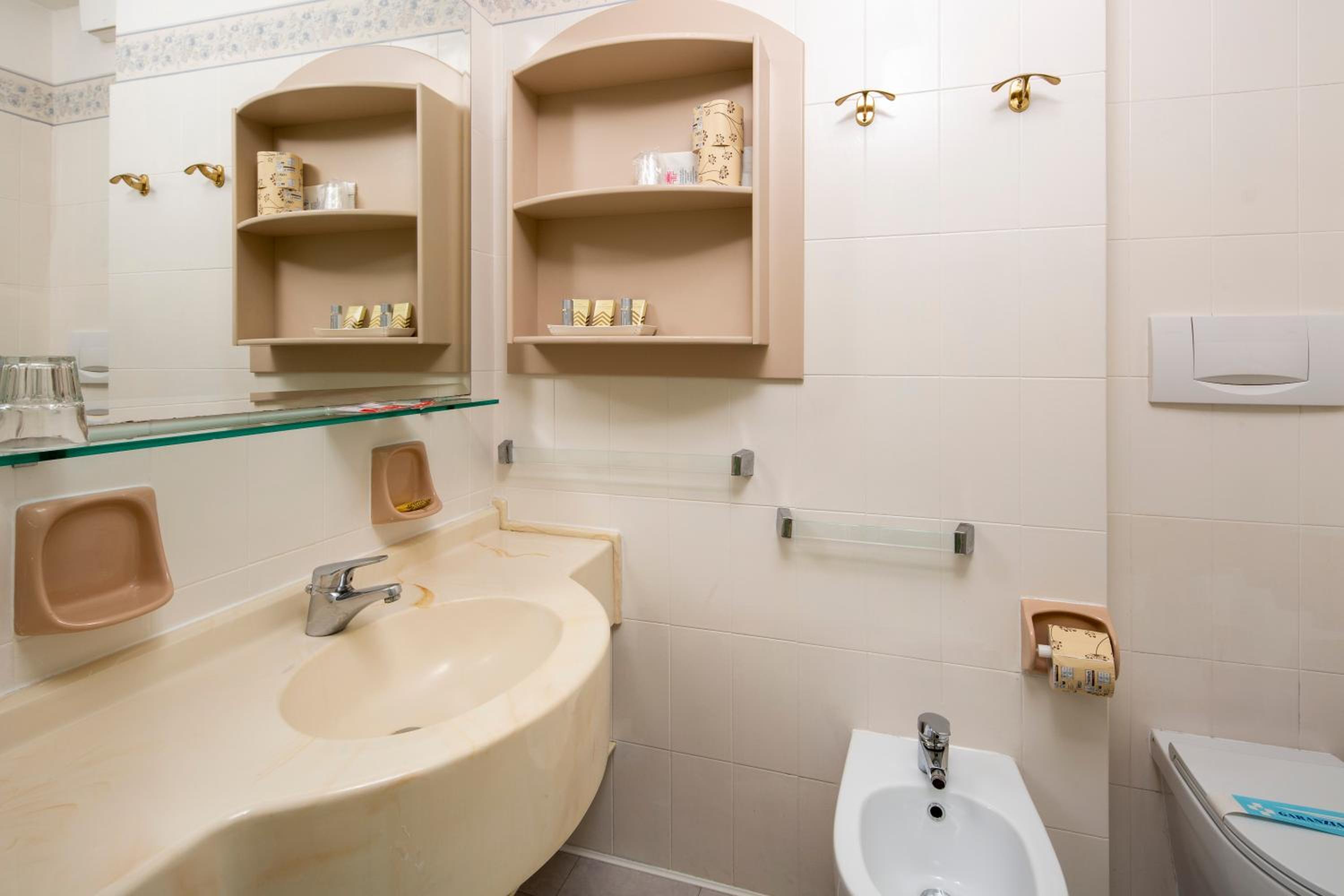Double or Twin Room with Balcony and Sea View photo 3