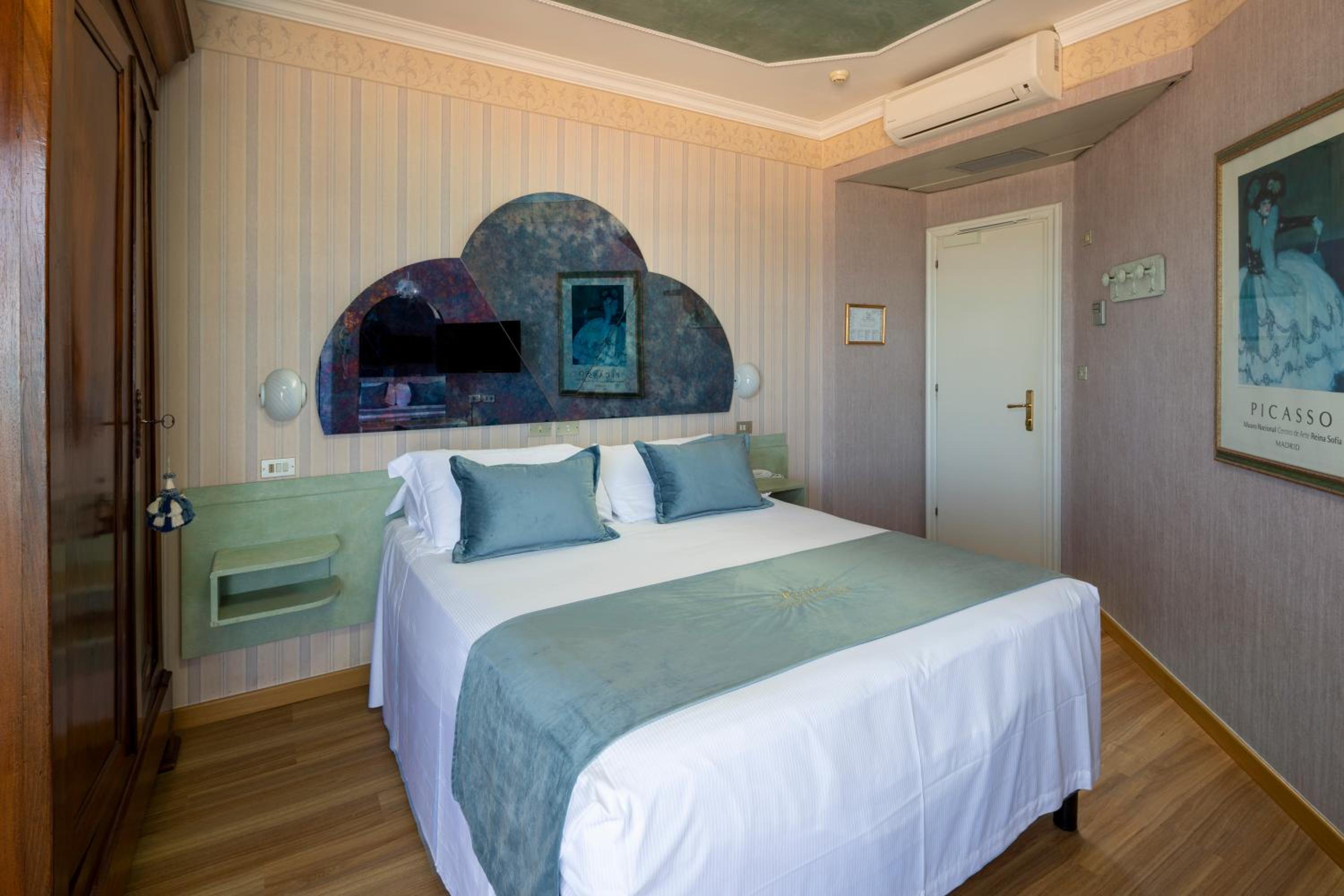 Double or Twin Room with Balcony and Sea View photo 1