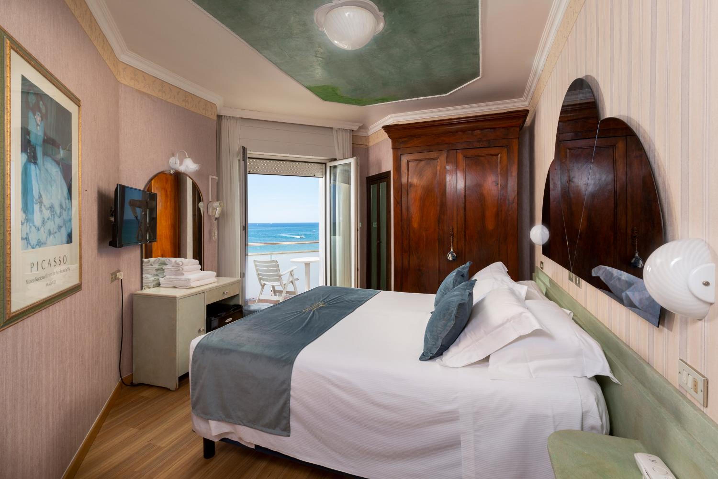Double or Twin Room with Balcony and Sea View photo 2