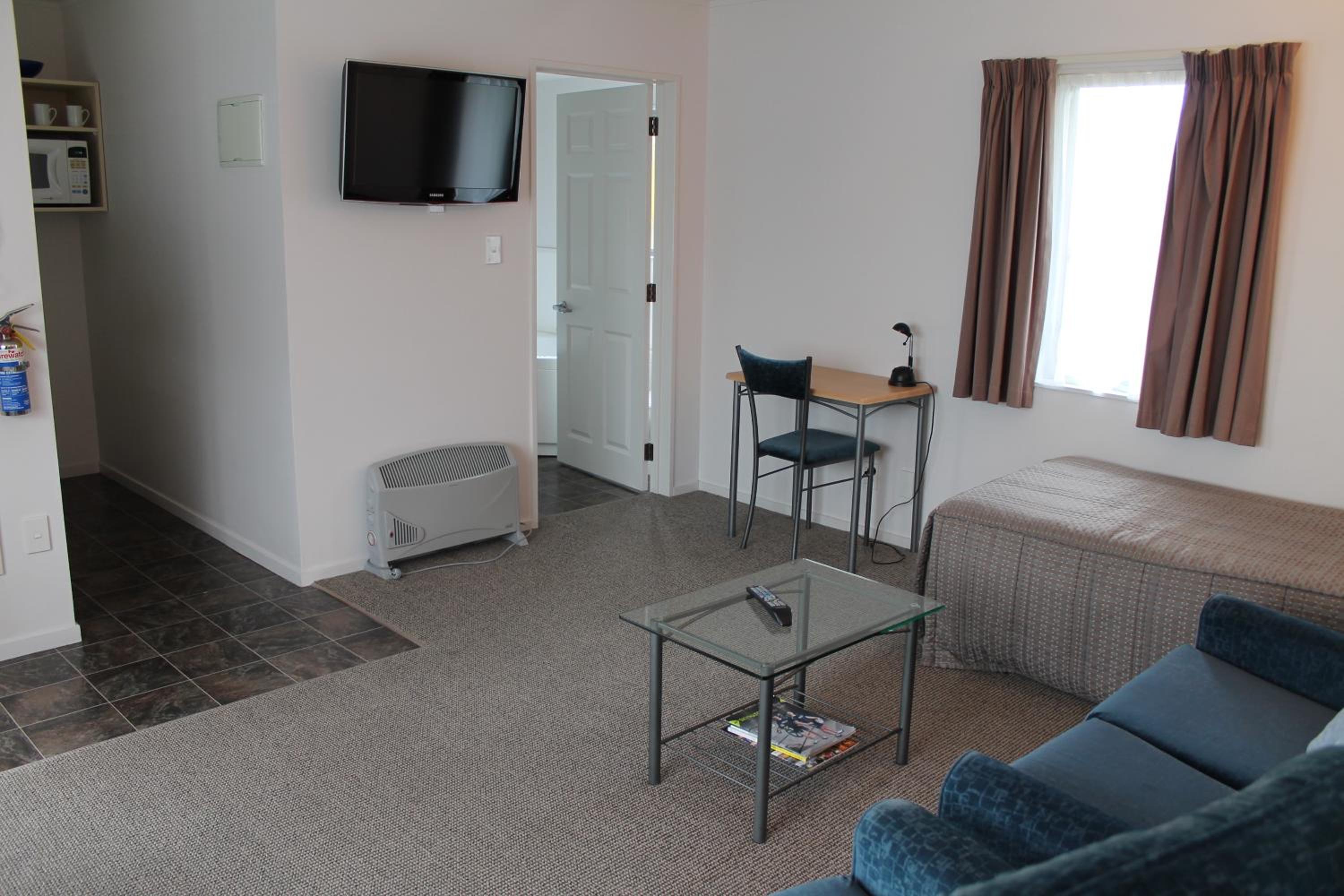 Deluxe One Bedroom photo 3