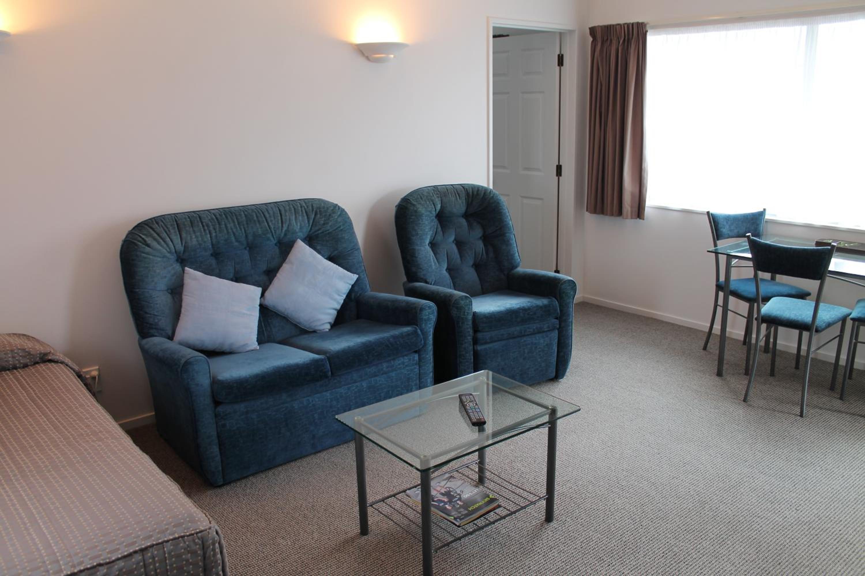 Deluxe One Bedroom photo 2